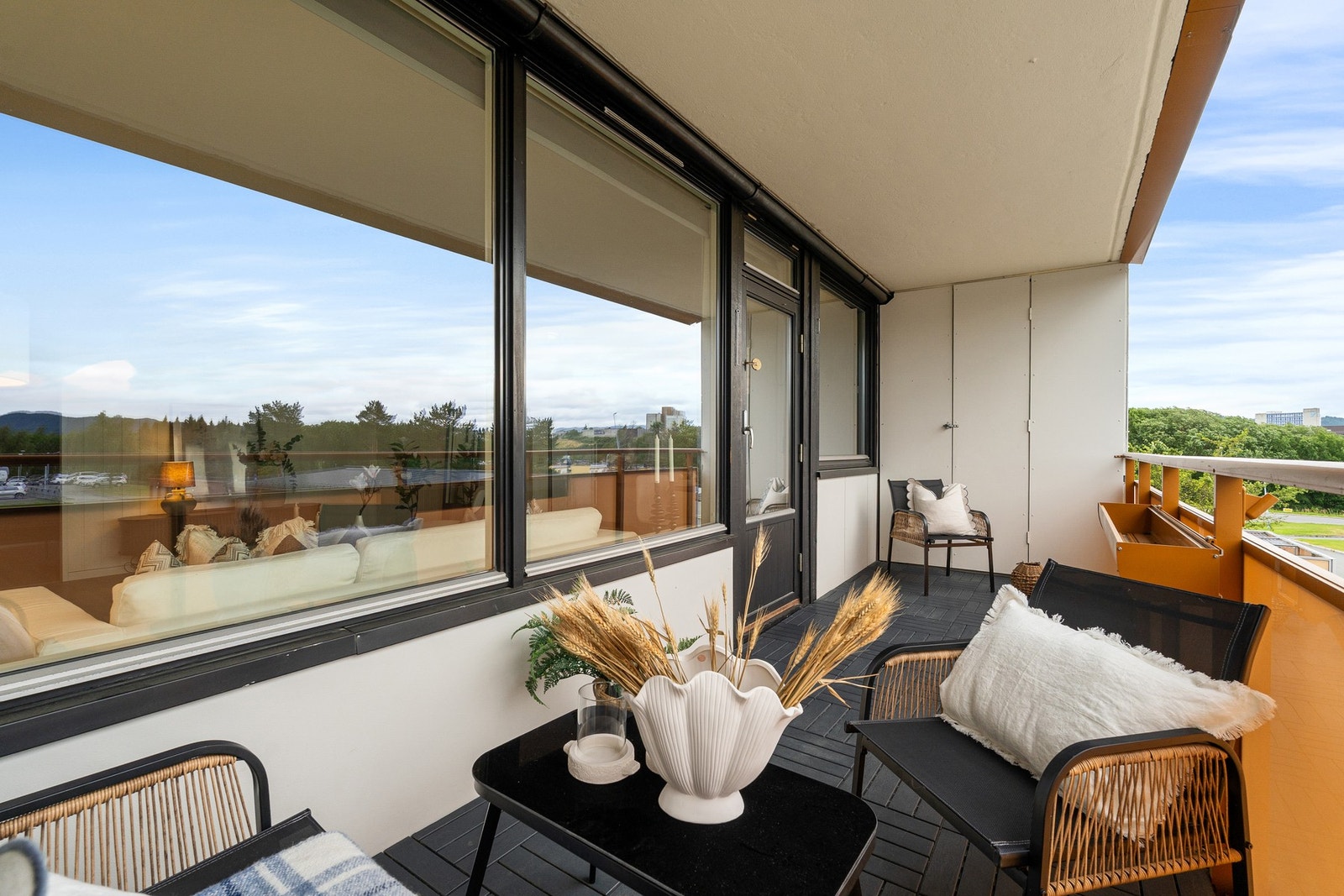 Balkongen vender mot sør og byr på optimale solforhold og hyggelig utsikt. Galleribilde