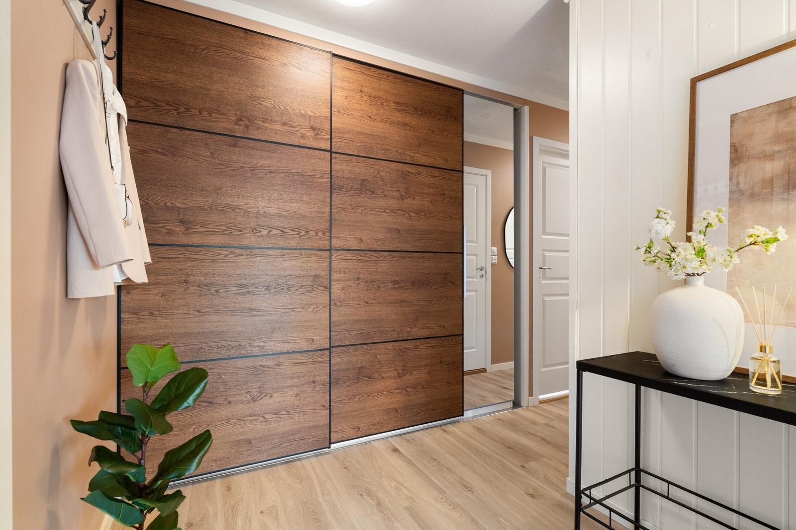 Innbydende entré med stilrent uttrykk og praktiske oppbevaringsløsninger. Galleribilde