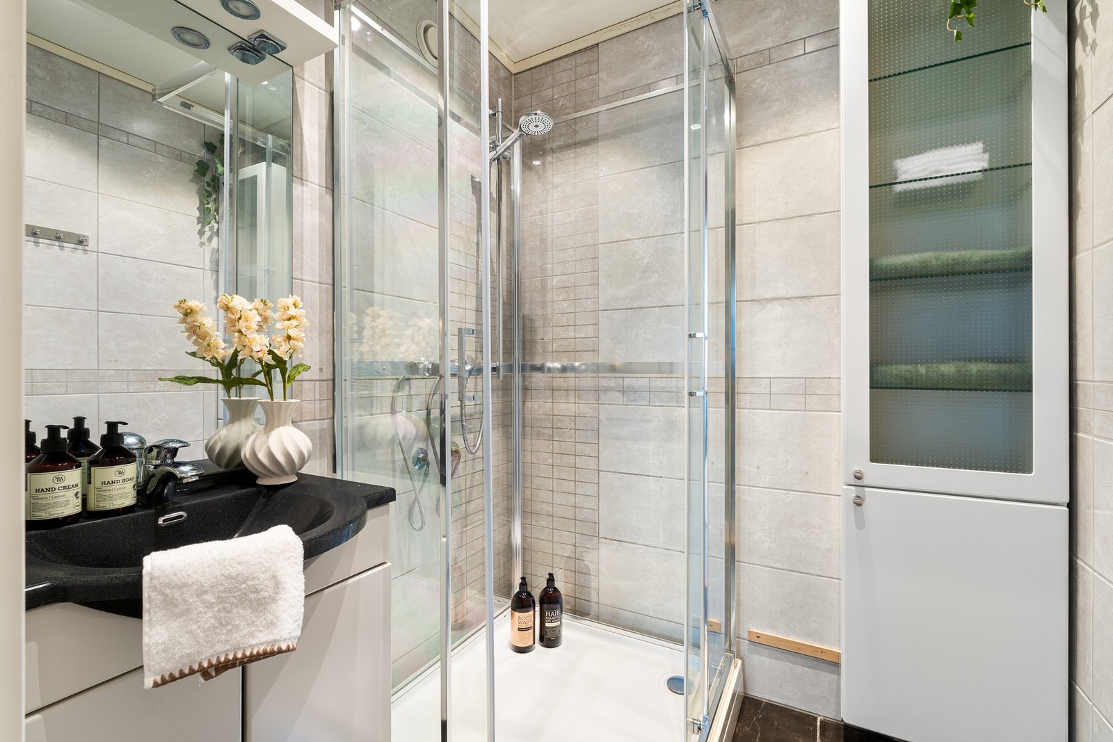 Utstyrt med dusjkabinett og servant i skap. Galleribilde