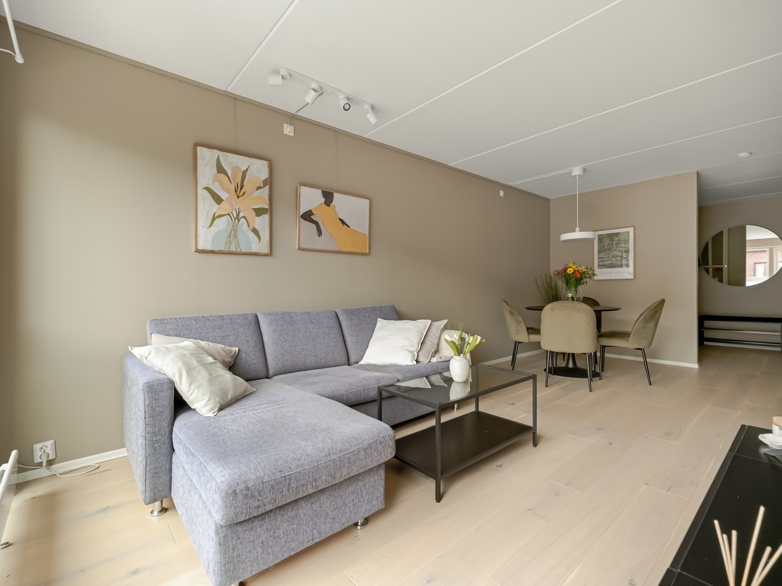 Møbleringen faller naturlig, og det er plass til både sofa og spisegruppe. Galleribilde