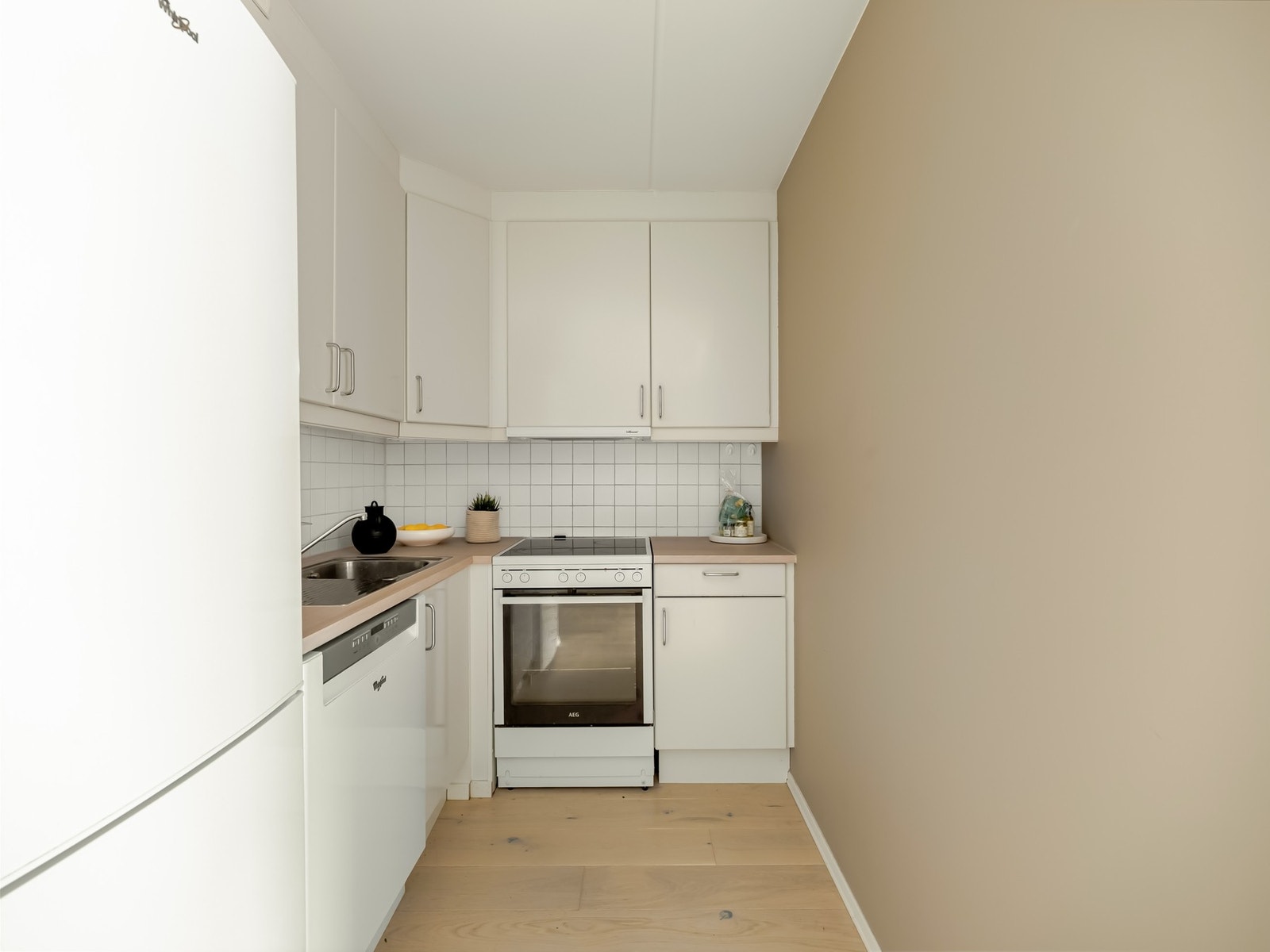 Kjøkkenet er tilbaketrukket fra stuen, samtidig som du fint kan sosialisere med gjestene. Galleribilde