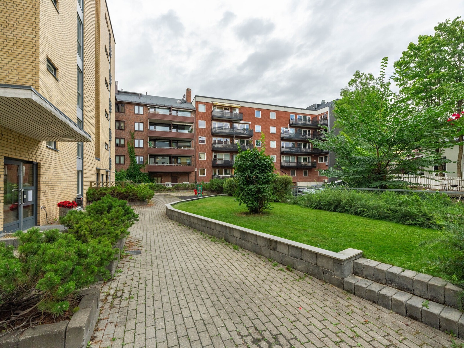 Det er verdt å nevne at sameiet har eget garasjeanlegg. Det er mulig å kjøpe eller leie plass dersom det er ledig kapasitet. Galleribilde