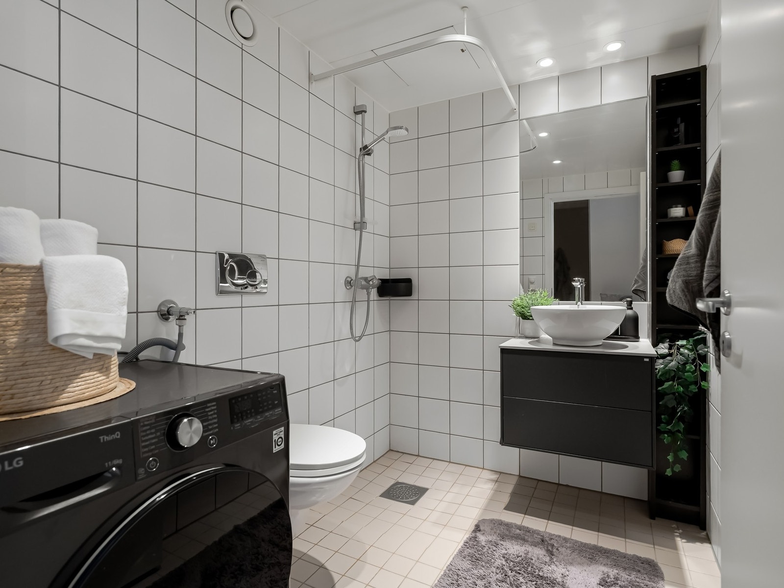 Her har du godt med lagring, og plass til både vaskemaskin og tørketrommel i vaskesøyle. Galleribilde