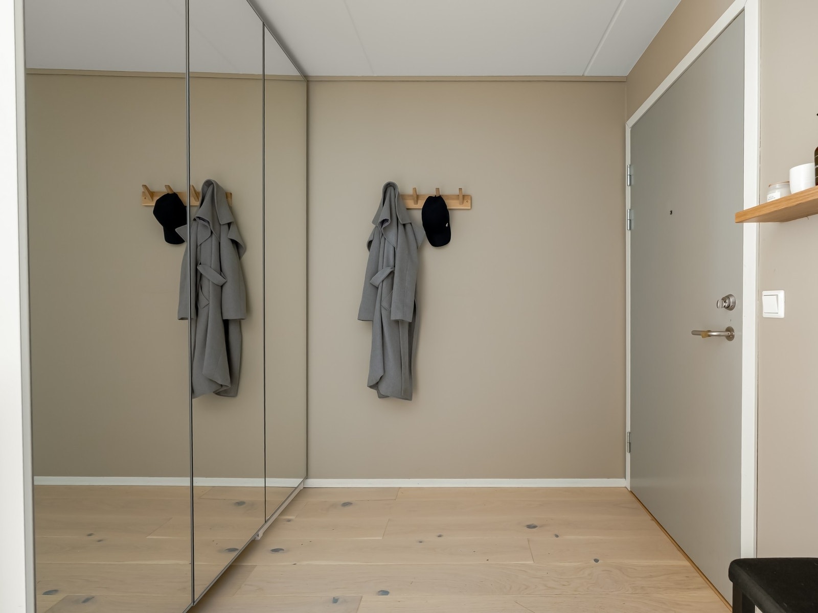 Velkommen hjem! Det er rikelig med lagring til sko, yttertøy og annet i garderoben. Galleribilde