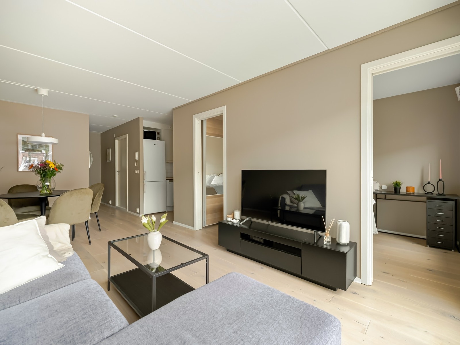 Stuen er selve hjertet i boligen, og er innredet sonevis. Galleribilde