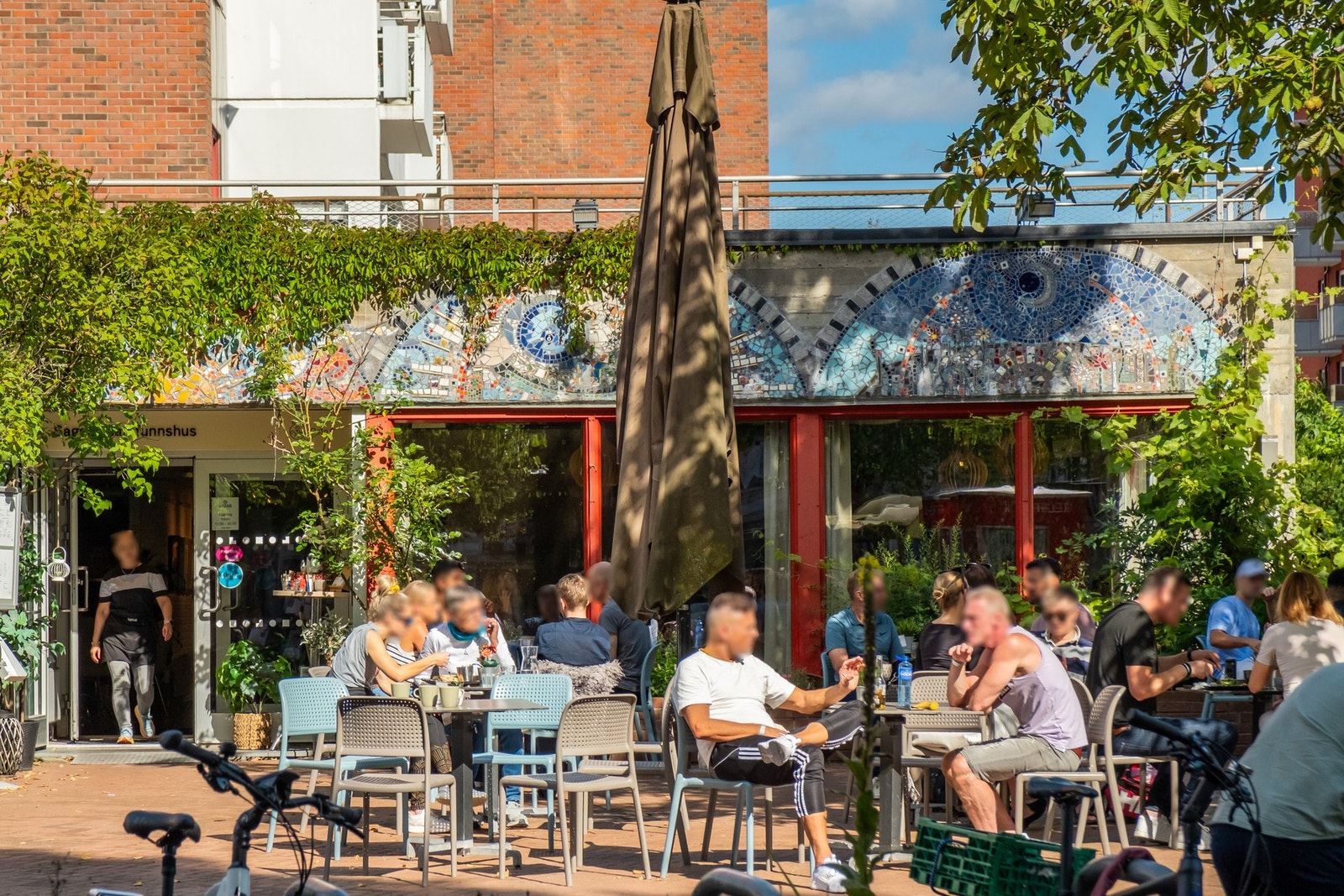 Ettersom vi nå er i høysesong for uteservering er det verdt å trekke frem Sagene Samfunnshus. Galleribilde