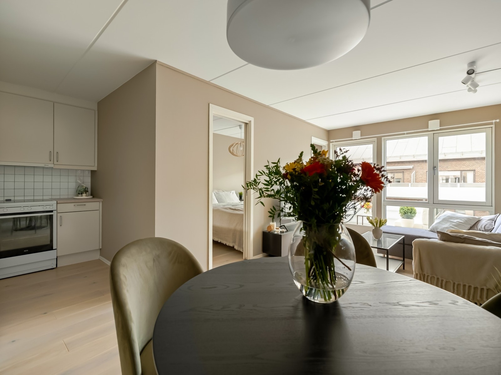 Vi tar turen videre inn i leiligheten, hvor vi finner kjøkkenet. Galleribilde