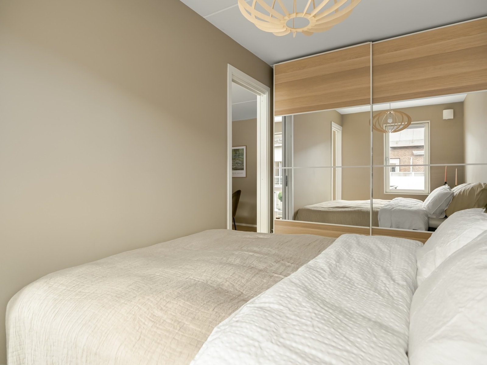 Den romslige skyvedørsgarderoben gir rikelig med lagring i hverdagen. Galleribilde