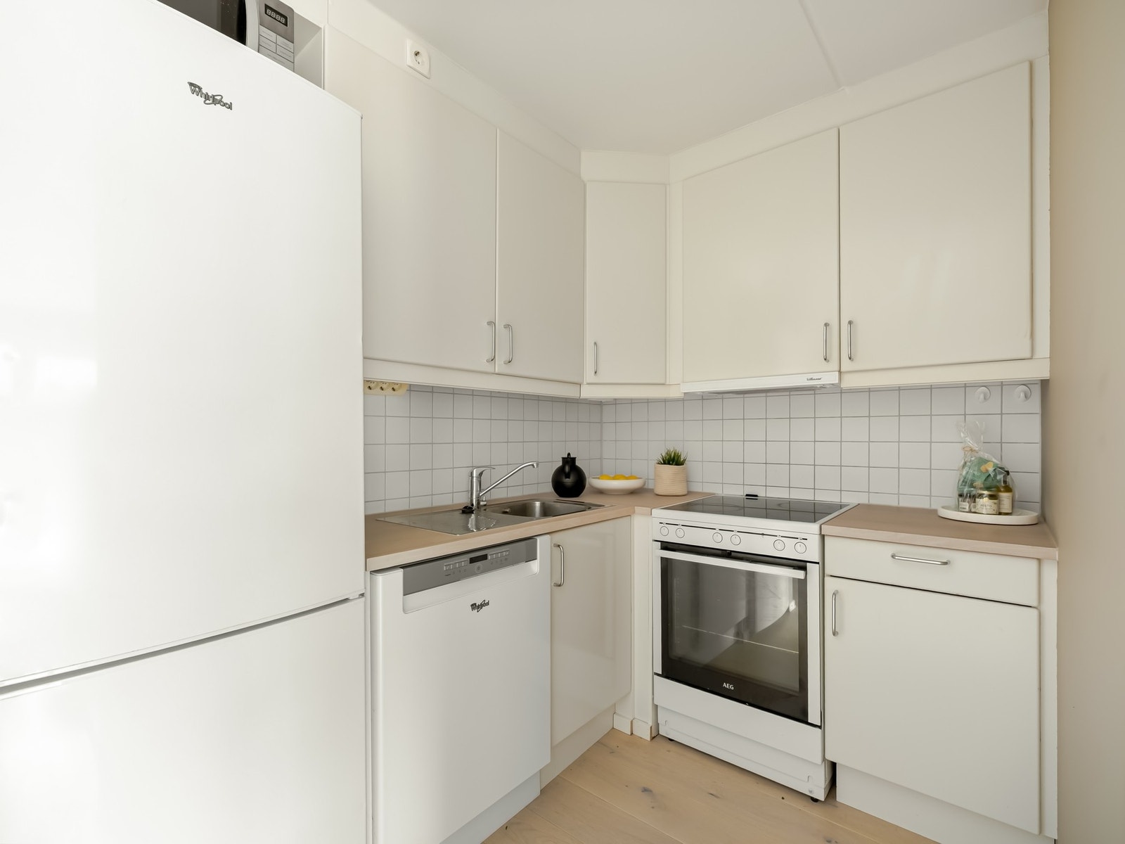 Kjøkkeninnredning er fra byggeår i 2006. Benkeplaten er trukket med kontaktfilm i 2025. Galleribilde