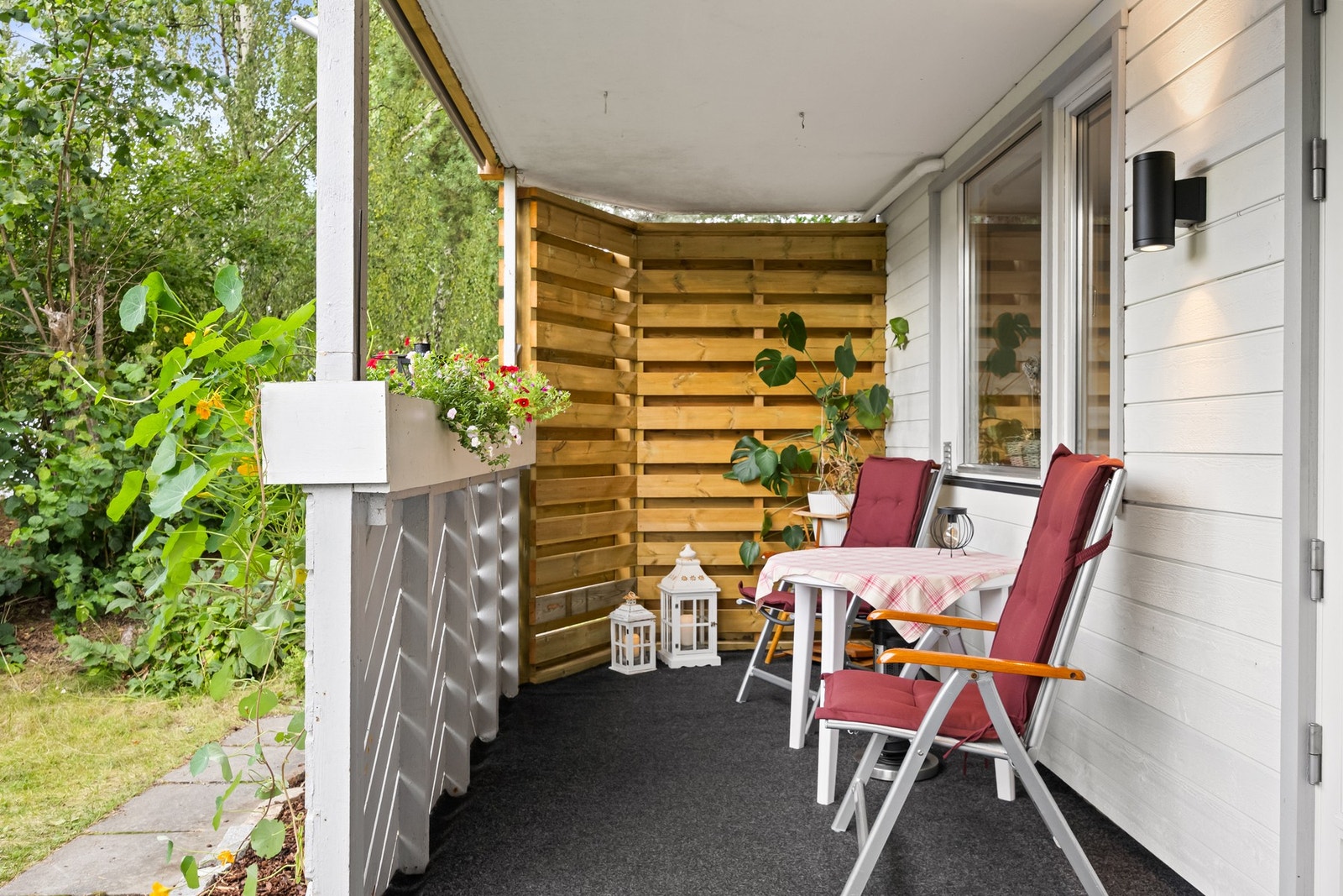 Åsbråtstien 16 ligger i et veletablert og svært barnevennlig nabolag på Åsbråten i bydel Søndre Nordstrand. Her bor du skjermet fra trafikk i rolige omgivelser, med grønne friområder rett utenfor døren Ideelt for både småbarnsfamilier og friluftsinteresse Galleribilde