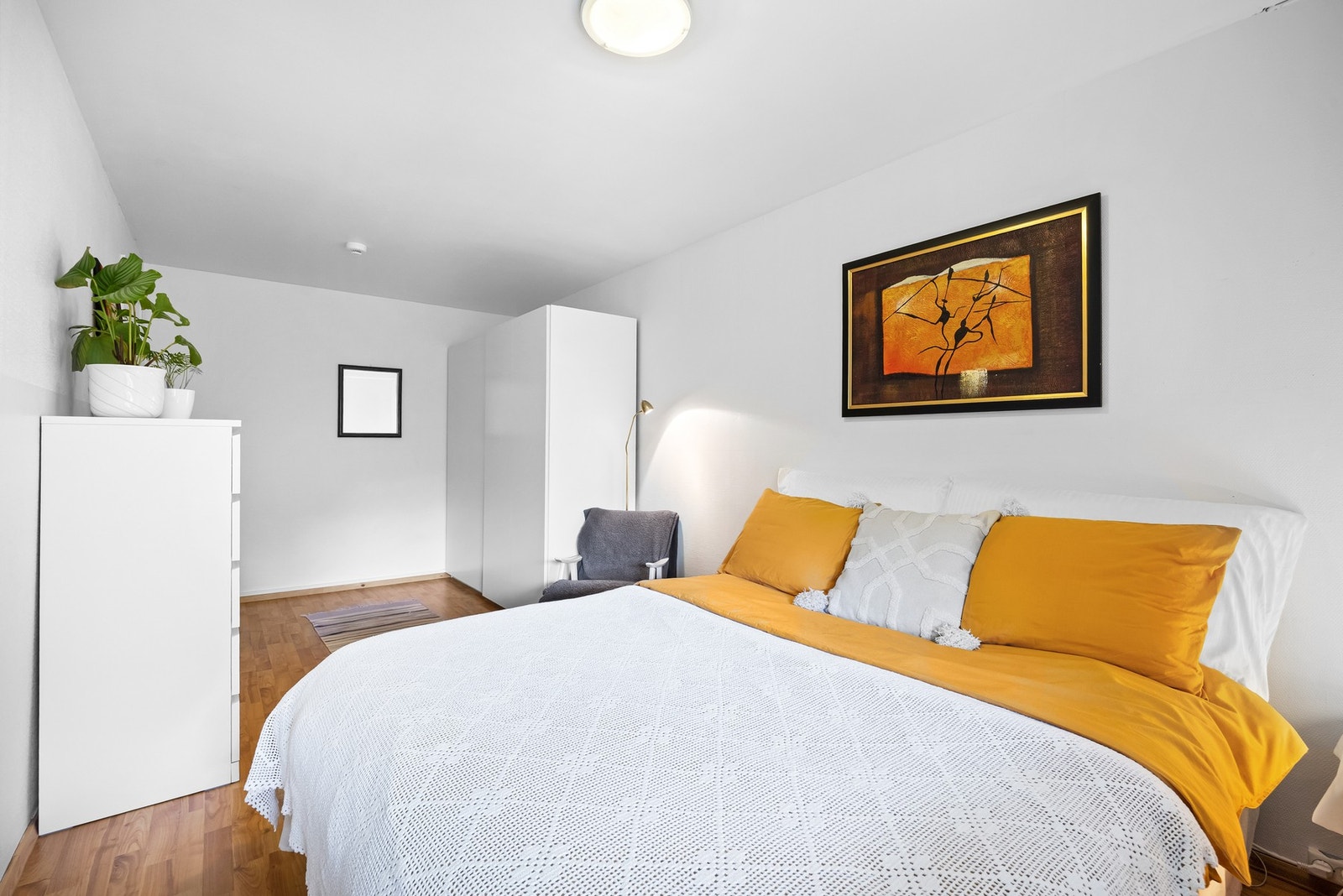 Hovedsoverommet har god plass til dobbeltseng og nattbord. Galleribilde