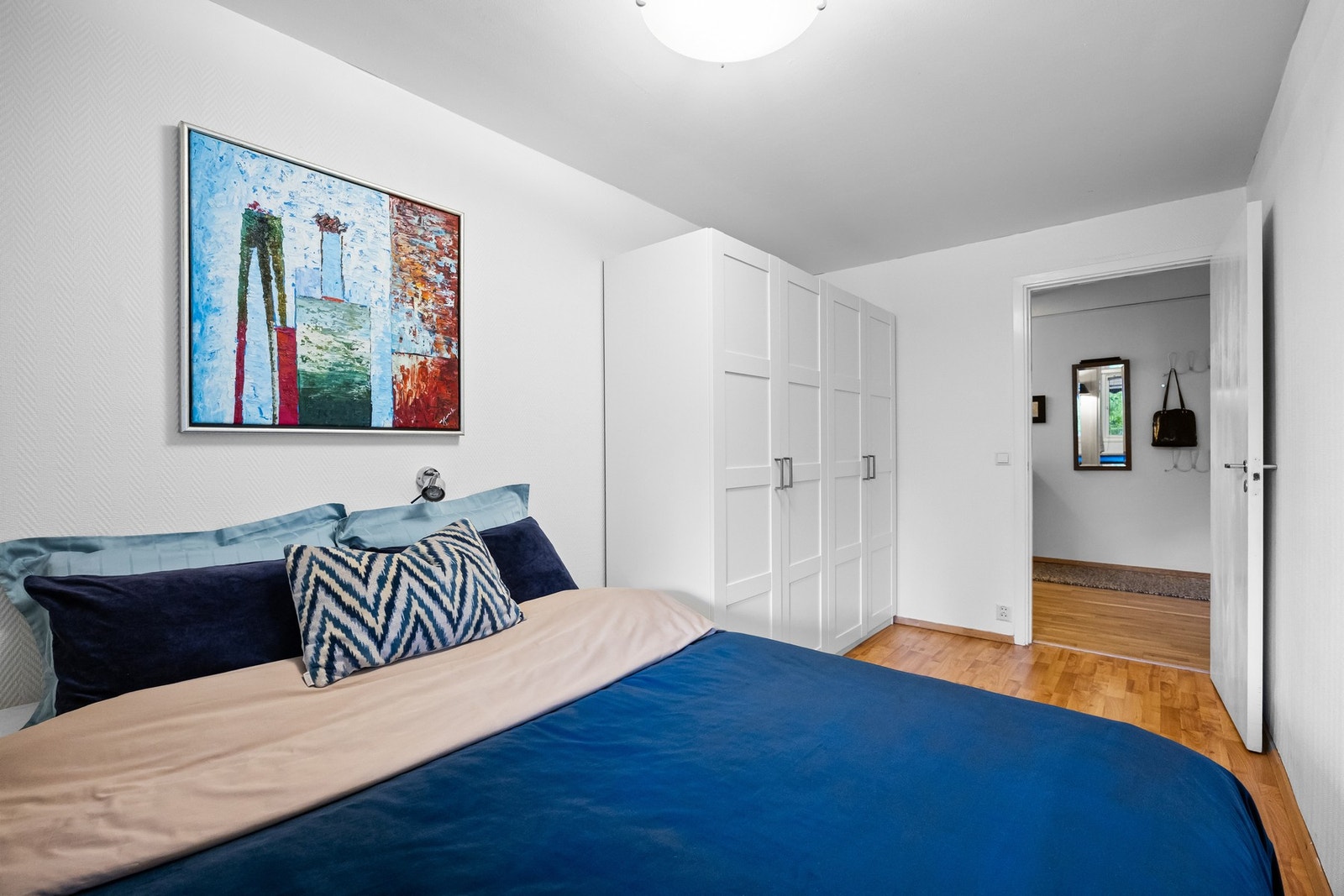 Gulvet er også her dekket av laminat, og et vindu sikrer dagslys til rommet. Galleribilde