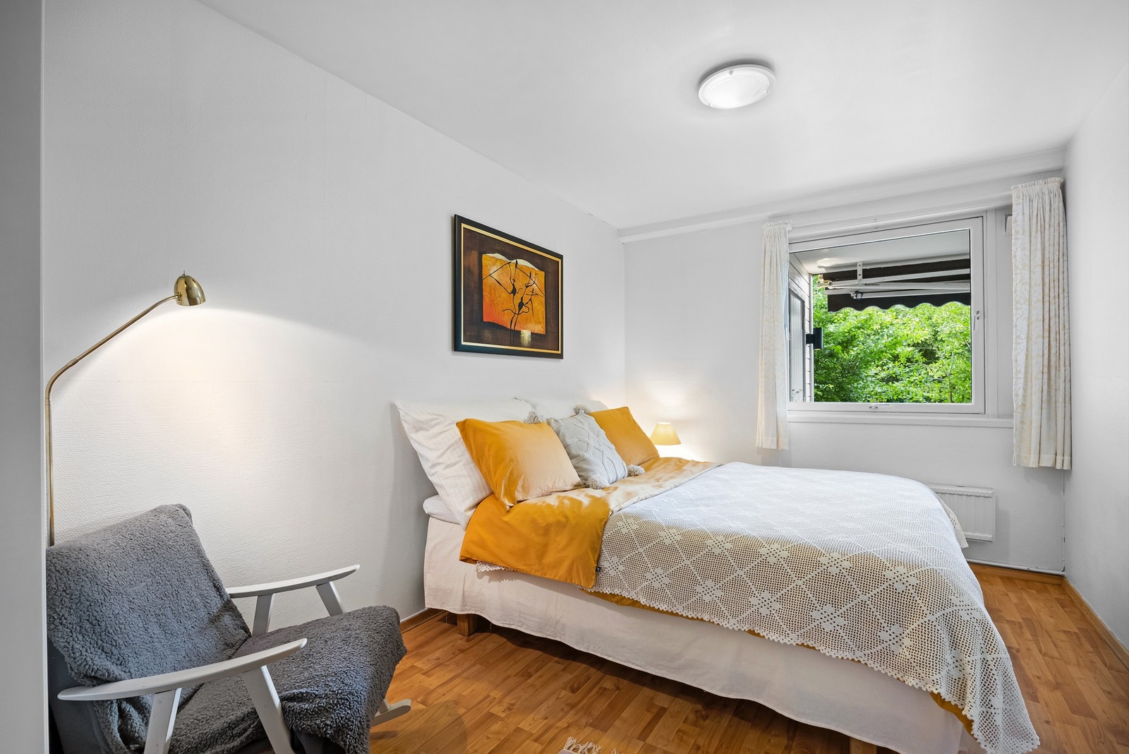 Veggene er kledd med malt tapet, og gulvet er lagt med slitesterk laminat. Galleribilde