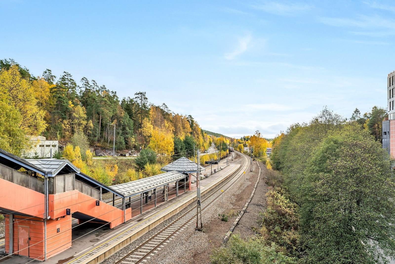 Transportforbindelsene er svært gode. Buss fra Vestskrenten tar deg raskt videre, og Holmlia togstasjon ligger kun en kort sykkeltur unna. Herfra går det tog til Oslo S på under 15 minutter - med avganger omtrent hvert tiende minutt. Galleribilde