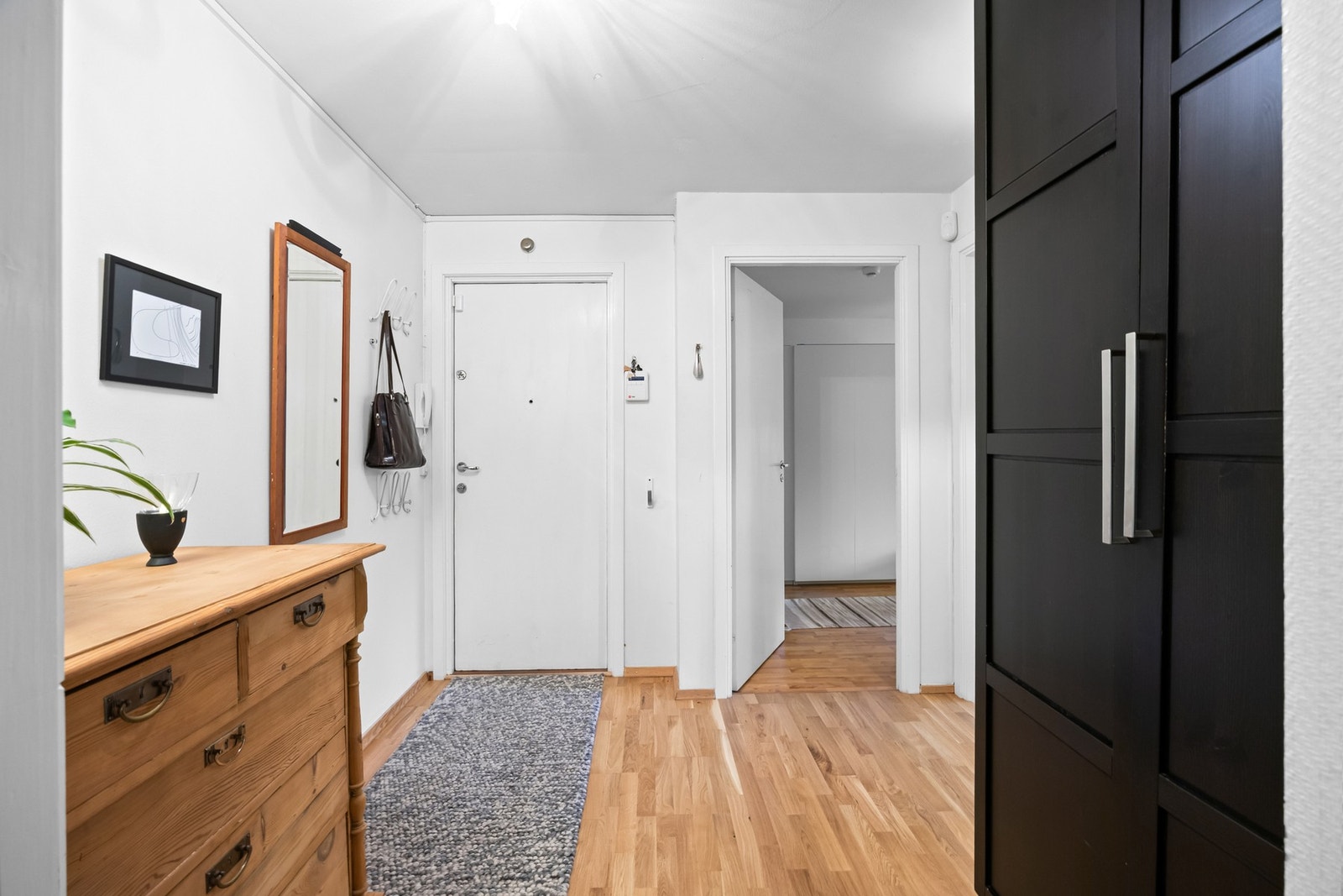 Inngangspartiet har en romslig og praktisk utforming, med garderobeskap som gir god plass til oppbevaring av yttertøy og sko. Galleribilde