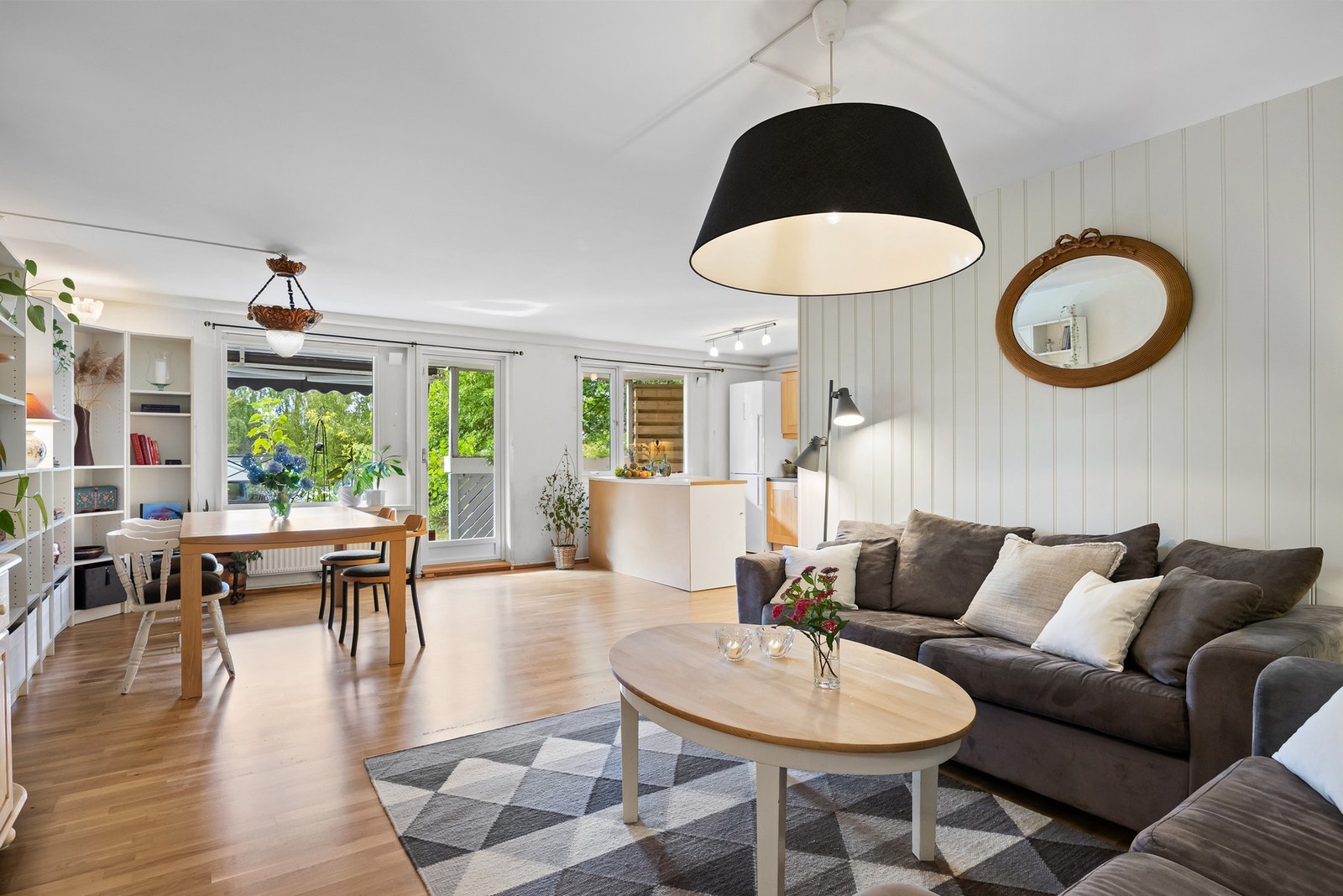 Her får du en lys og åpen stue. med utgang til en 30 kvm stor markterrasse med ettermiddags- og kveldssol. Galleribilde