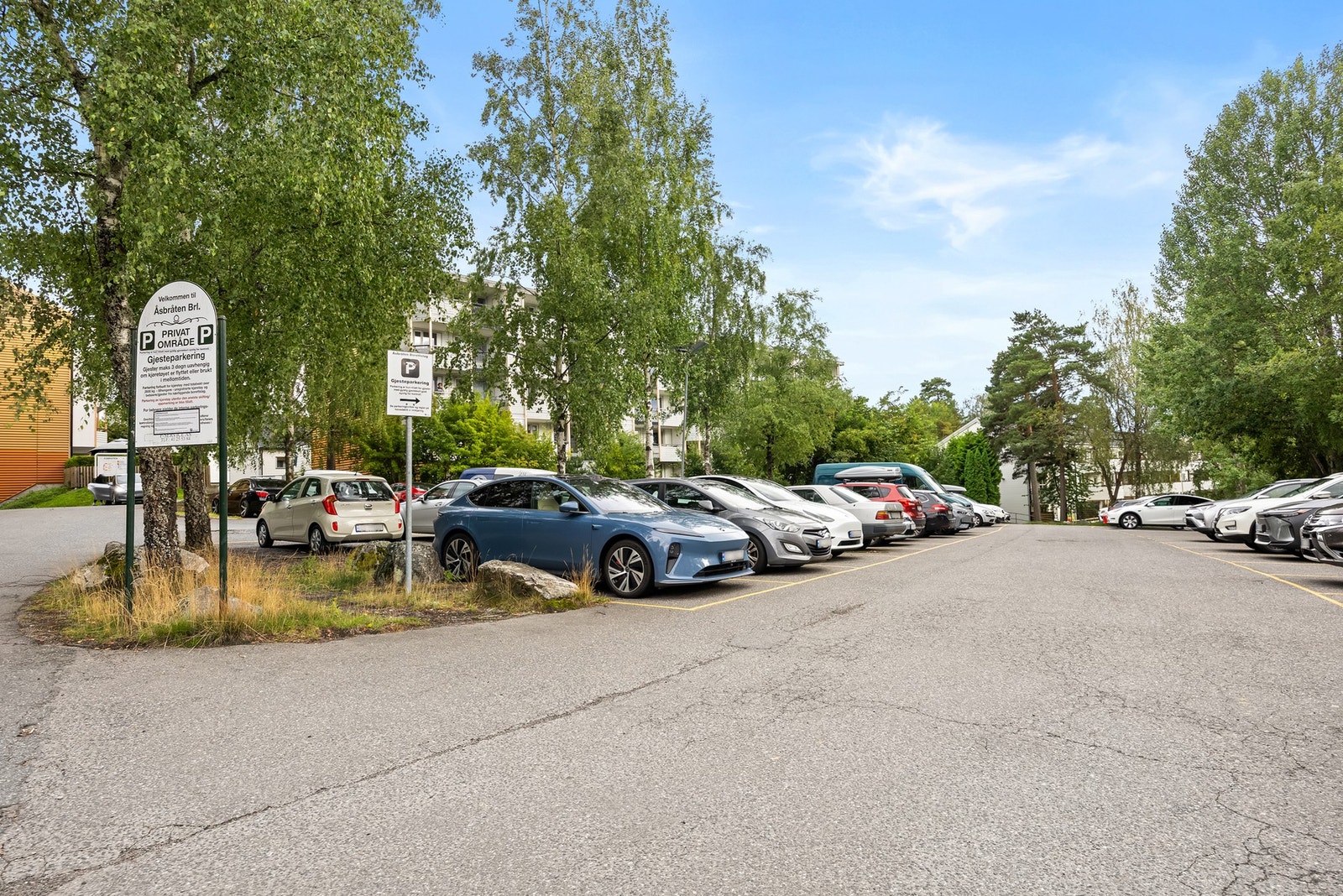 Gjesteparkeringen på borettslagets eiendom. Galleribilde