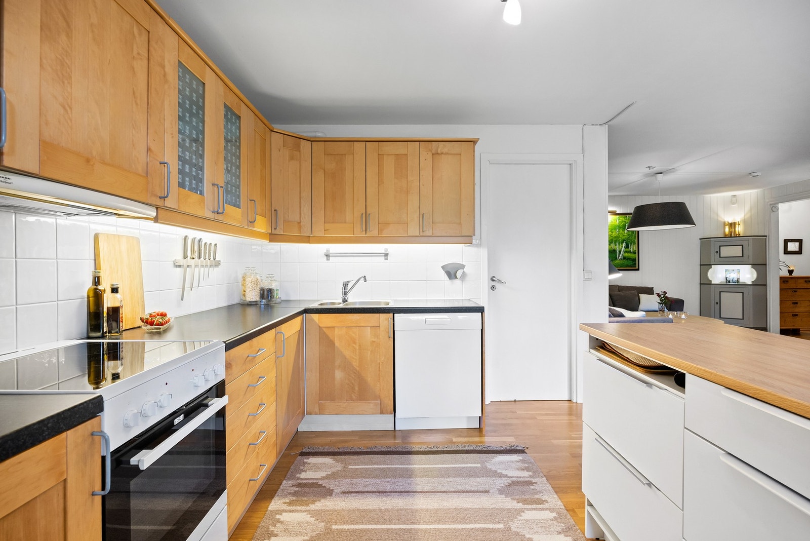 Rommet er utstyrt med komfyr med platetopp, opplegg for oppvaskmaskin og et frittstående kjøl fryseskap Galleribilde