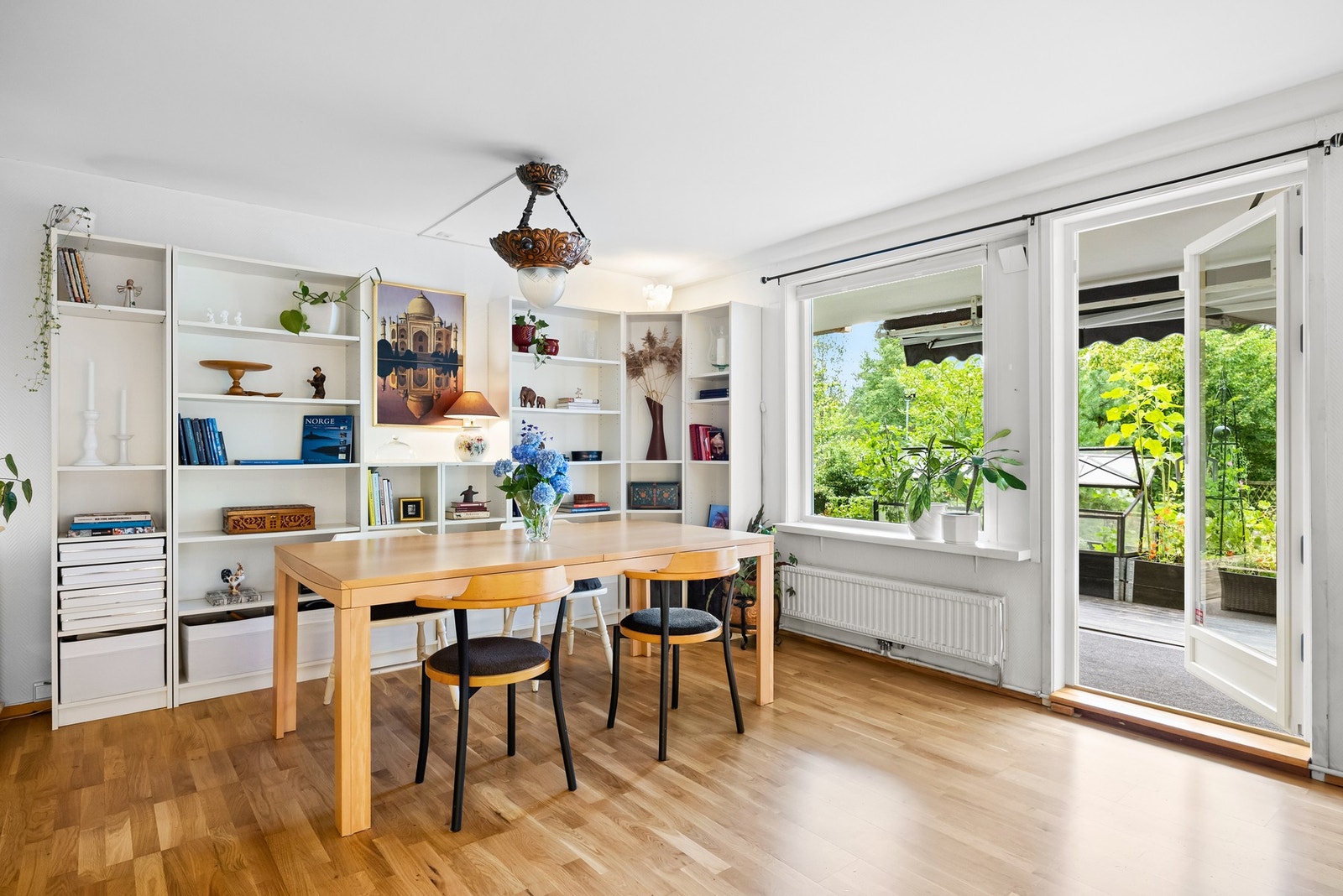 Fra stuen har du utgang til en 30 kvm stor markterrasse med ettermiddags- og kveldssol. Galleribilde