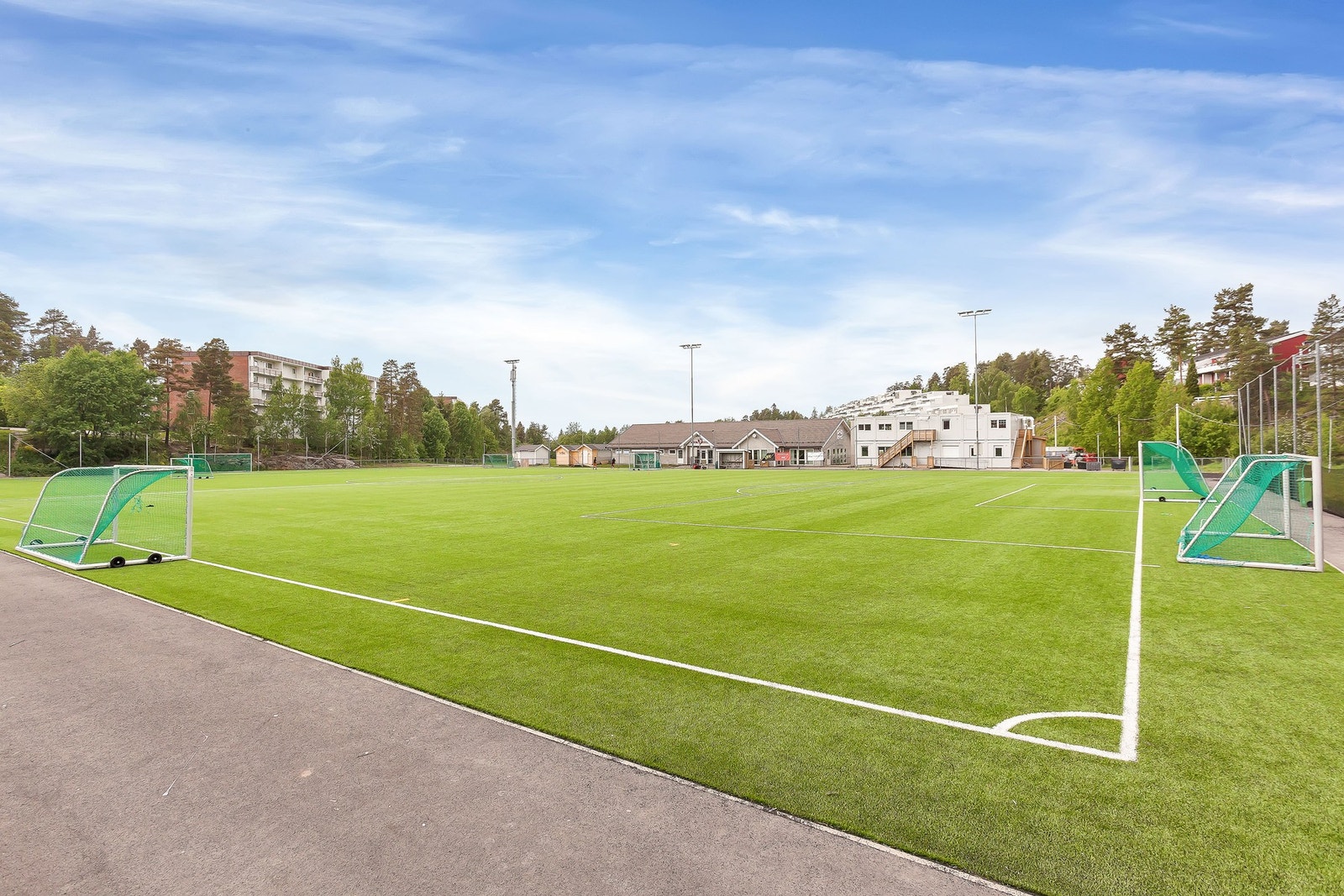 I tillegg finnes et bredt spekter av idretts- og aktivitetstilbud i nærheten, som svømmehall, flere treningssentre, fotballbaner, slalåmbakke på Sloreåsen samt golfbanene på Grønmo og Oppegård. Galleribilde