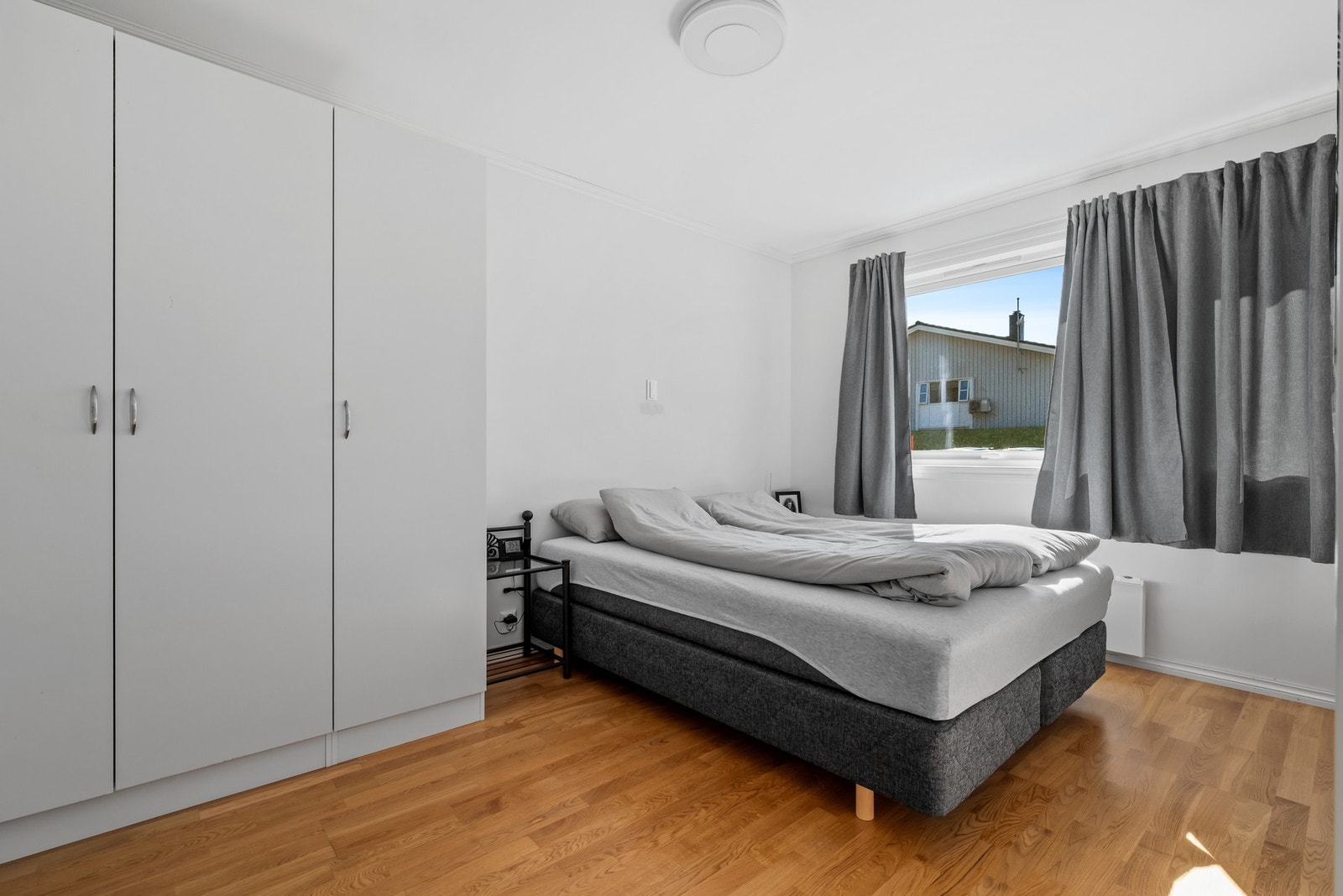 Soverom på 10,9kvm. Soverommet er utstyrt med bod på 3,1kvm. Galleribilde