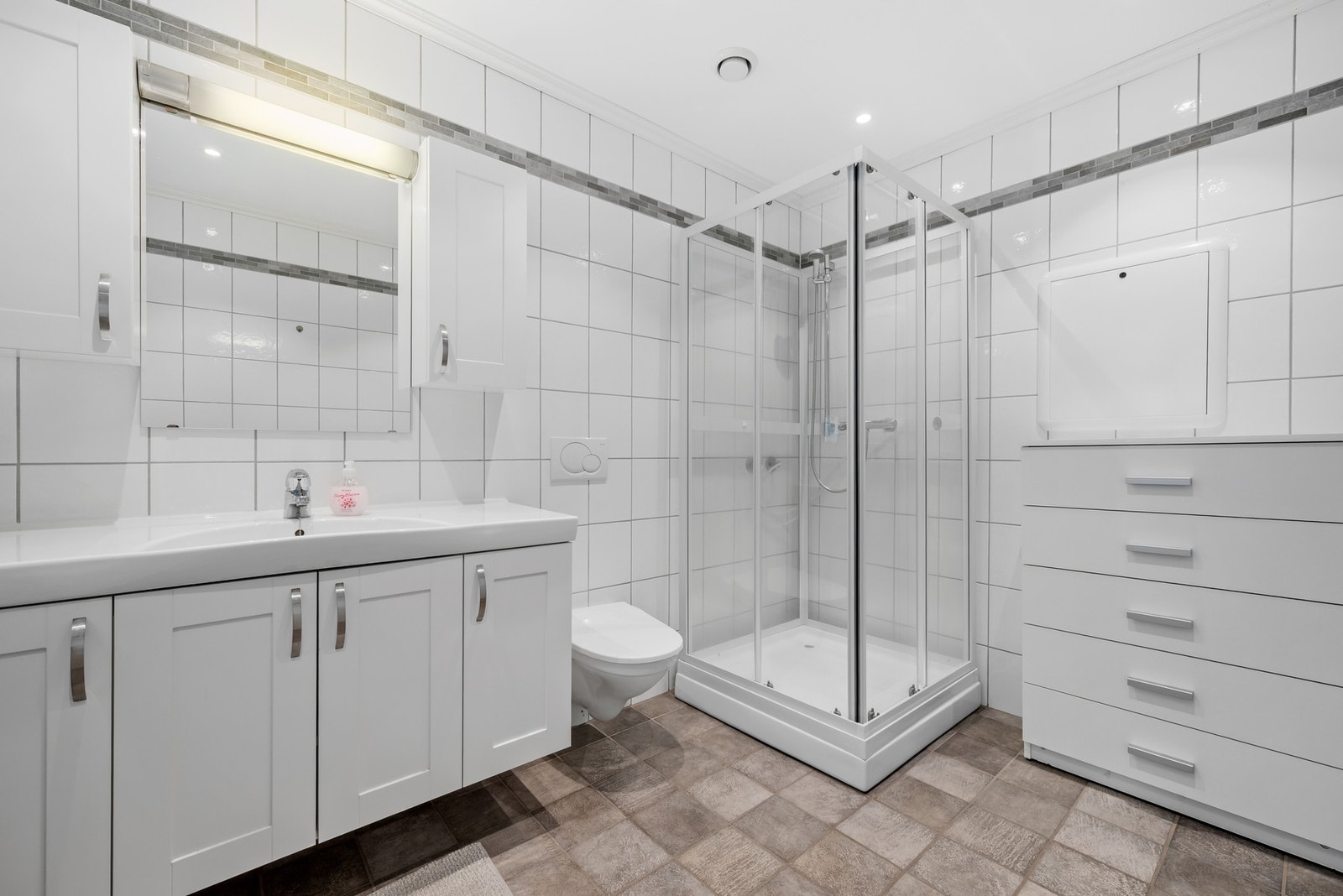 Badet er utstyrt med opplegg for vaskemaskin. Galleribilde