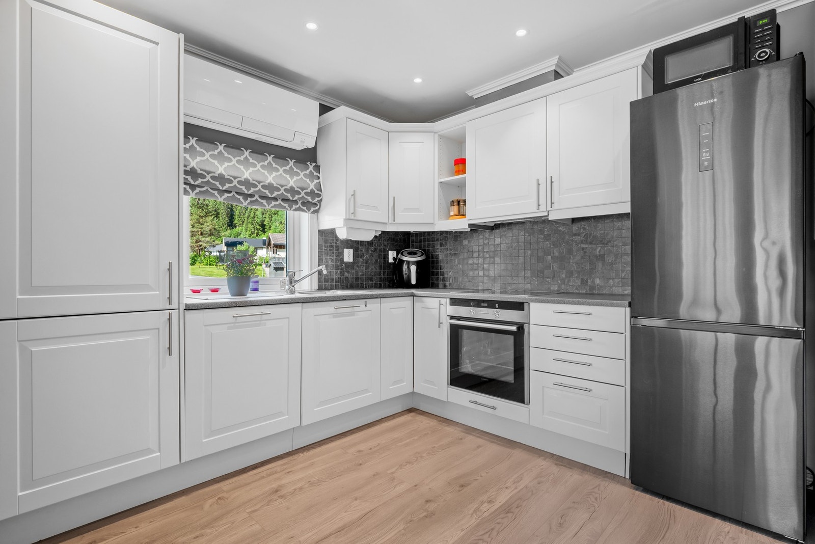 Kjøkkenet disponerer rikelig med skap og benkeplass. Galleribilde