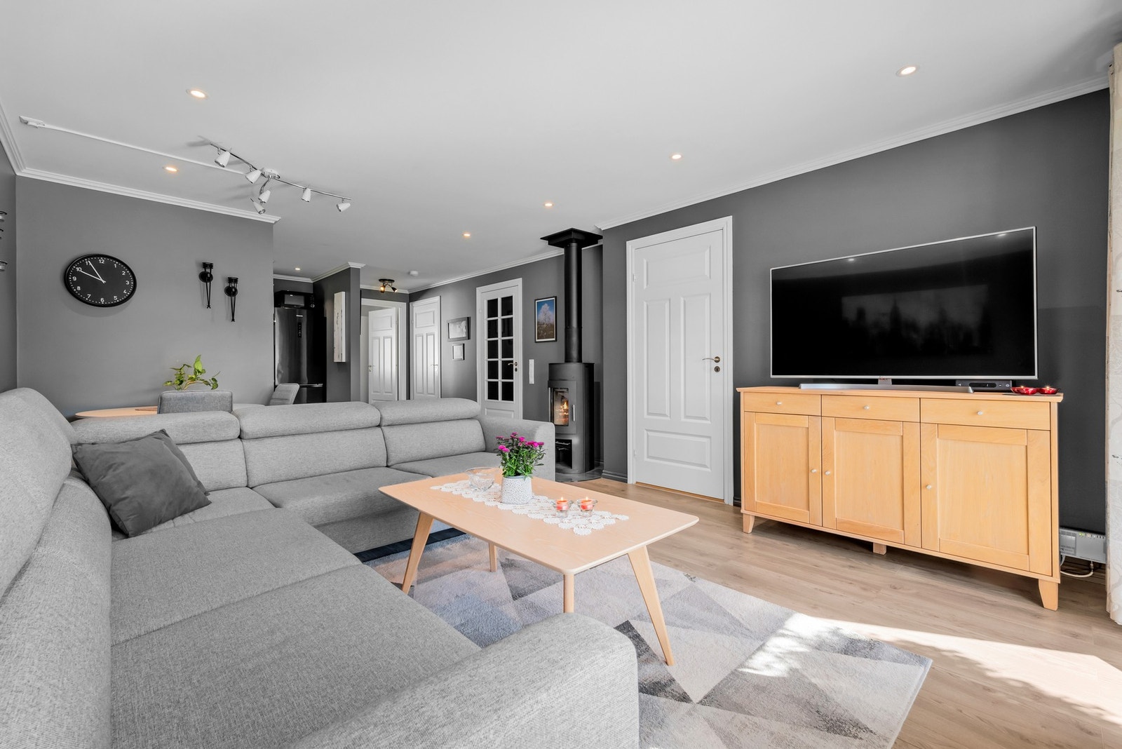 Huset er utstyrt med både varmepumpe og vedfyring. Galleribilde