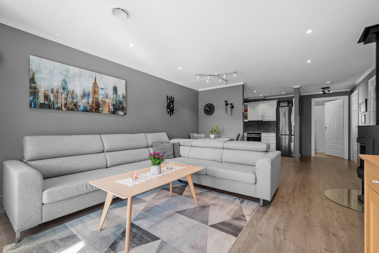 Den åpne stue/kjøkken løsningen åpner for en fin spisesone. Galleribilde