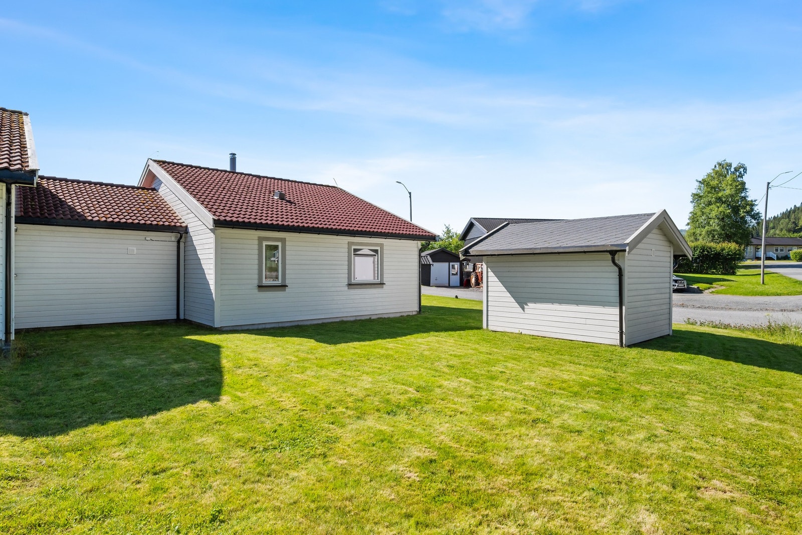 Boligen ligger på en flott opparbeidet tomt. Galleribilde