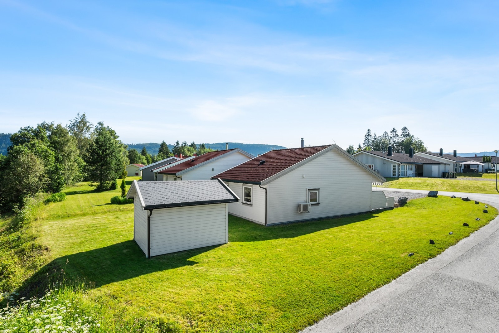 Boligen ligger i ett svært barnevennlig og rolig nabolag. Galleribilde