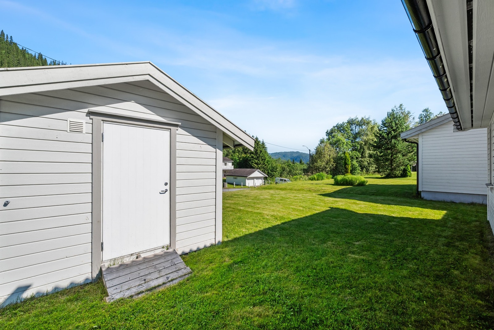 I tillegg til bod i carport er det en ekstern bod i hagen. Galleribilde