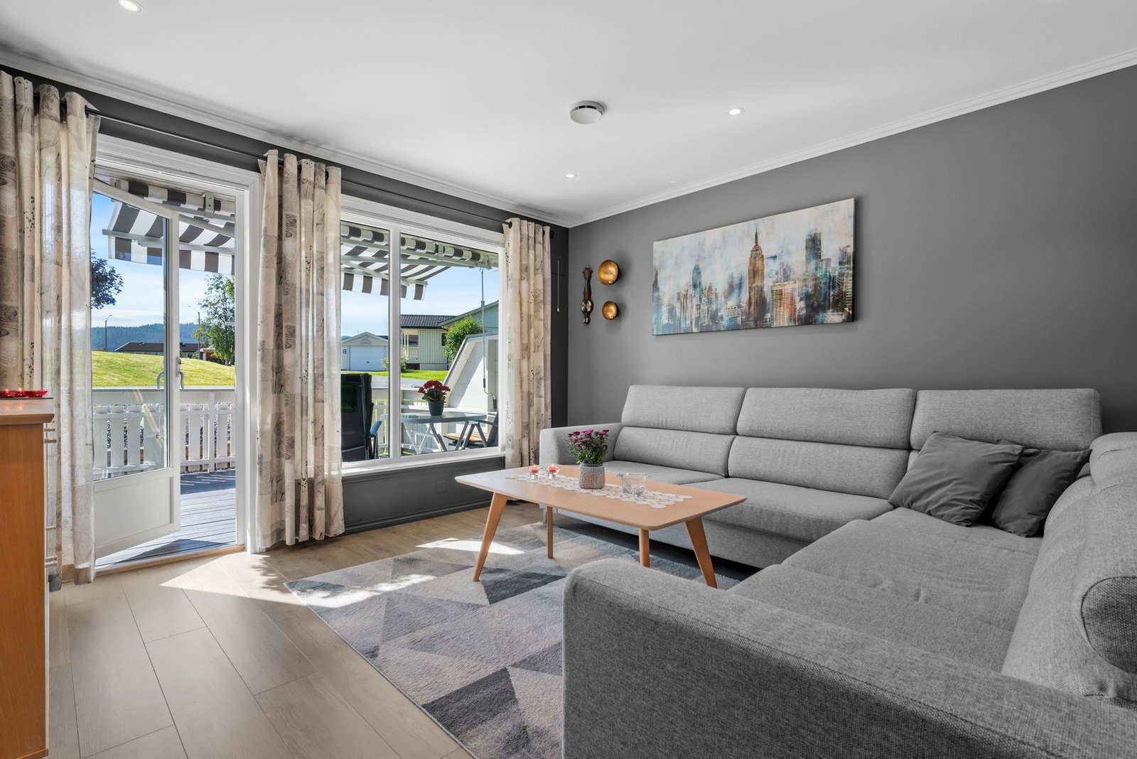 Det er utgang til terrasse fra stuen. Galleribilde