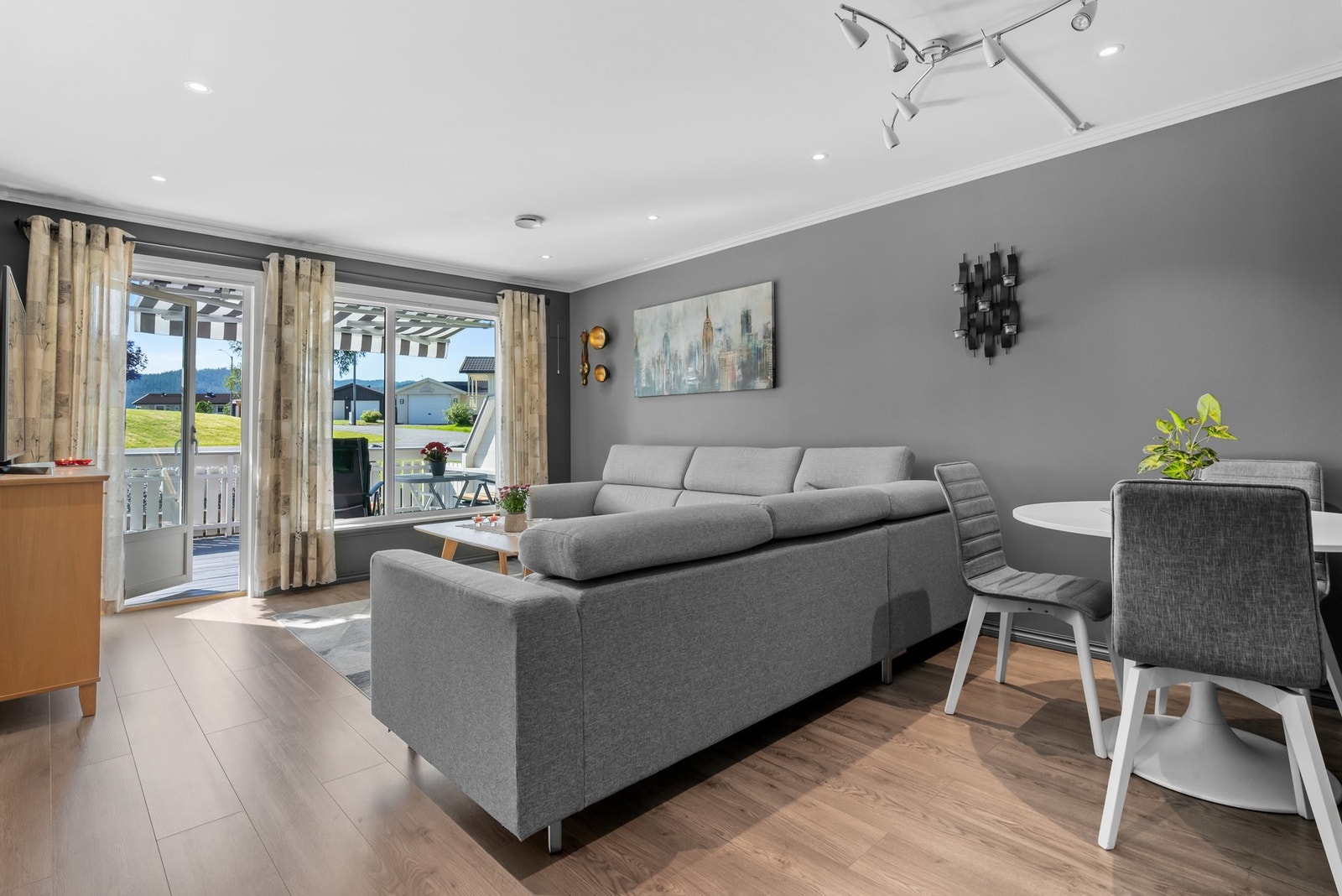 Boligen har en åpen stue/kjøkken løsning på hhv 31,8kvm. Galleribilde