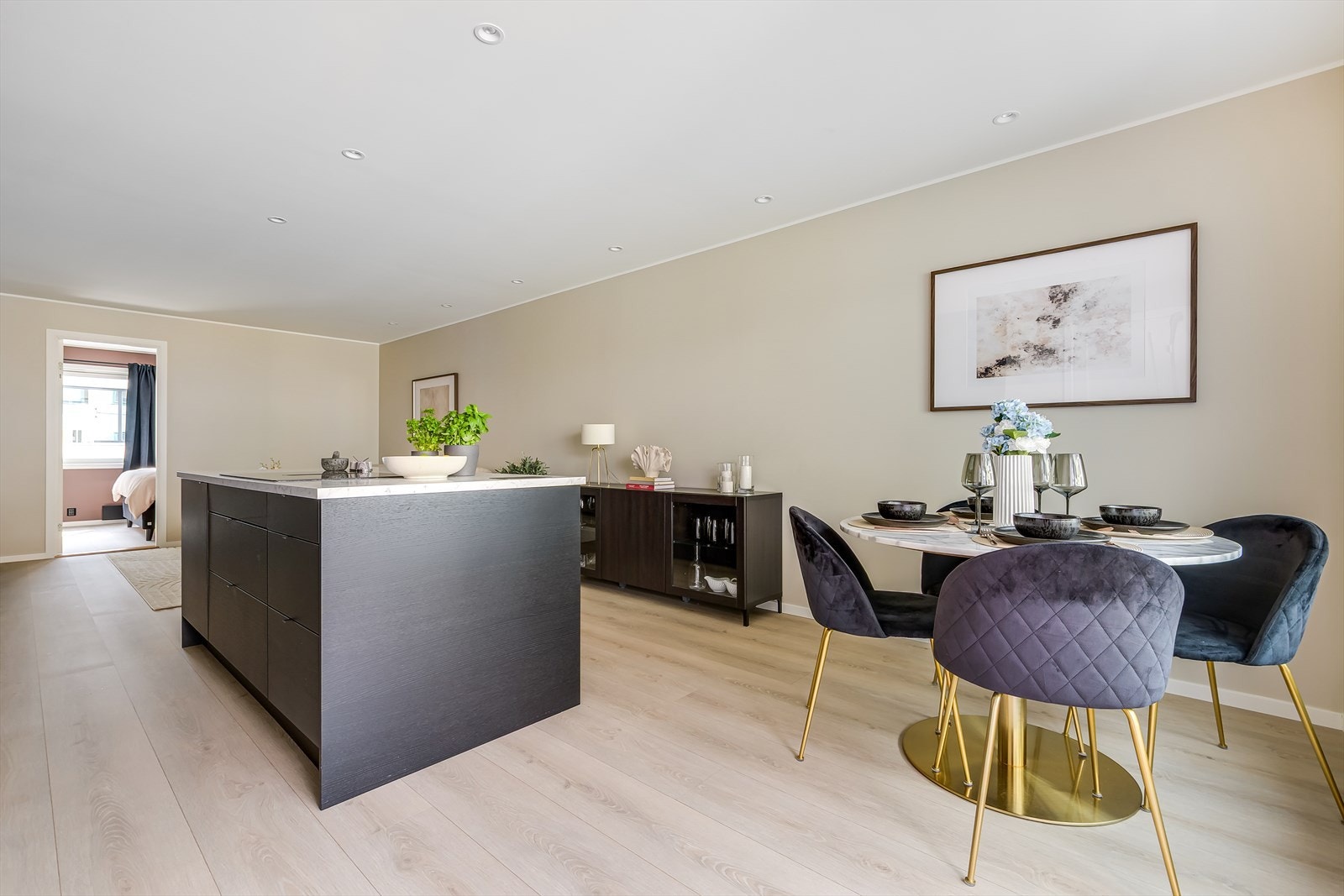 Her får du en stor kjøkkenøy og en behagelig spiseplass Galleribilde