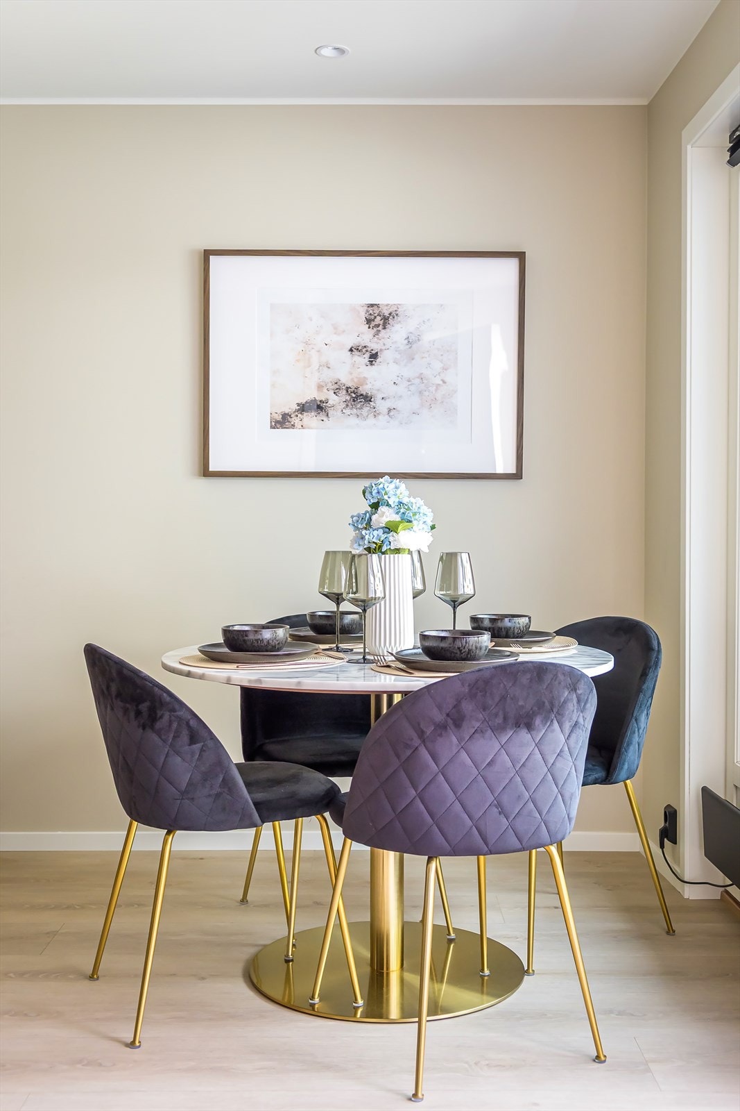 Stuen er leilighetens samlingspunkt - et lyst og luftig rom med en behagelig atmosfære som inviterer til både avslapning og hyggelige sammenkomster Galleribilde