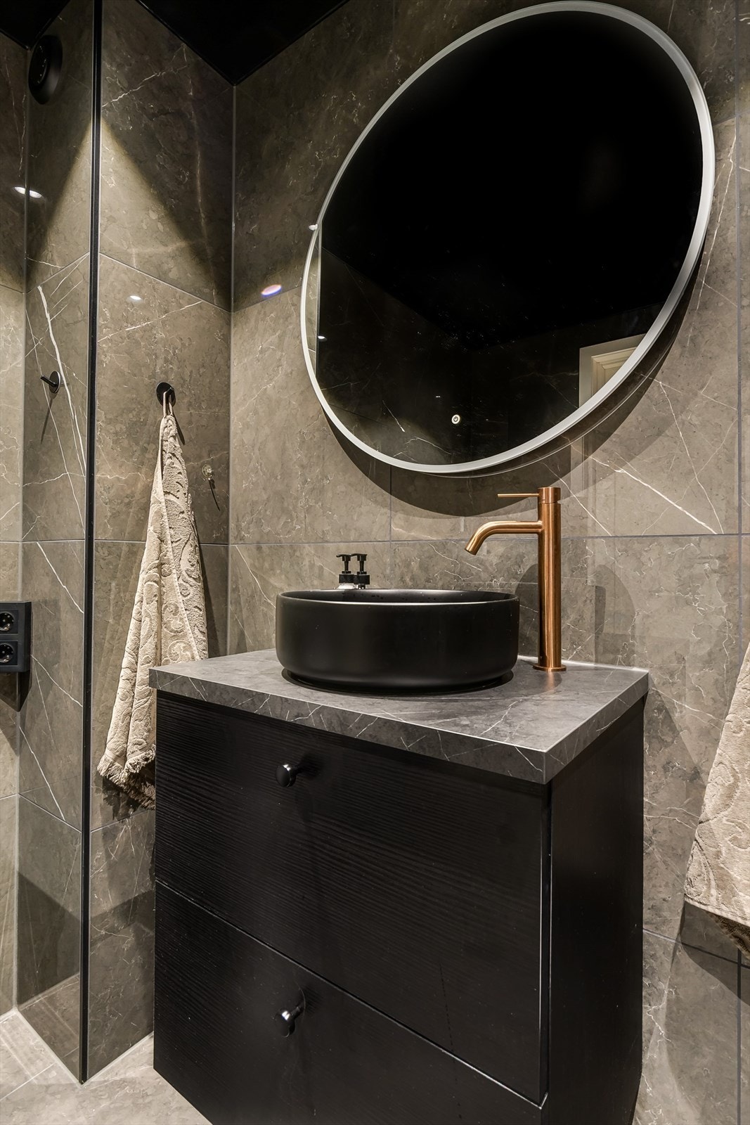 Lekker utførelse med mørke toner og store fliser Galleribilde