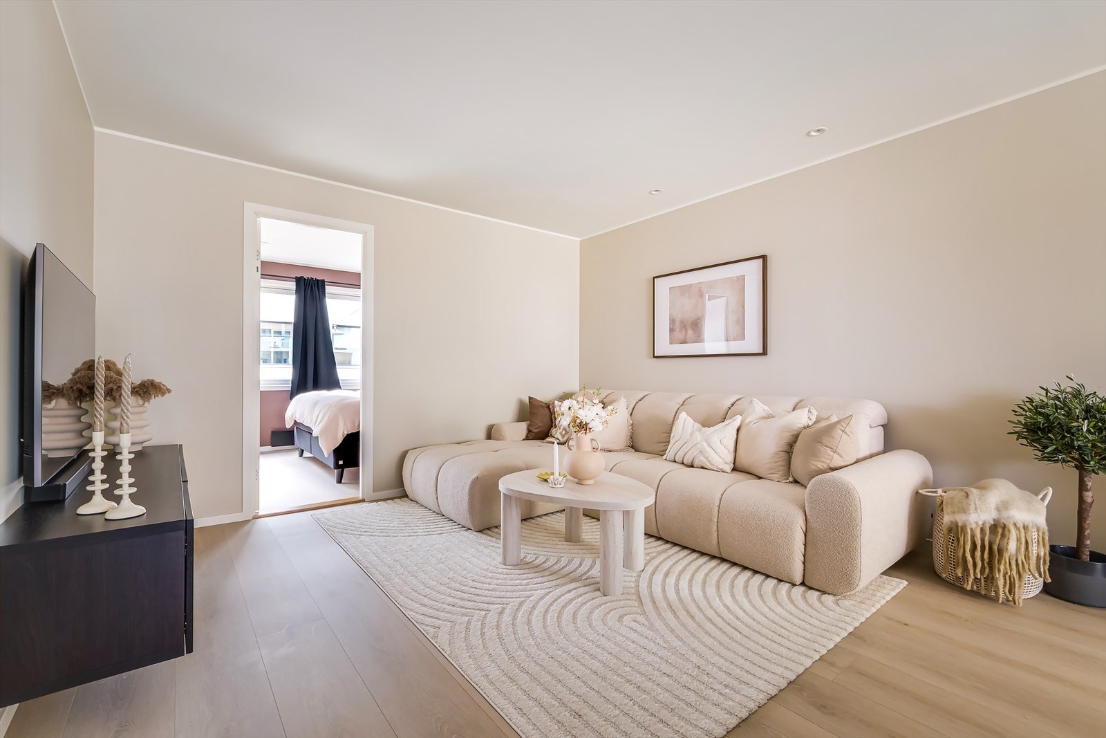 Stor sosial stue med god plass til sofagruppe, kaffebord og tv-møbler Galleribilde