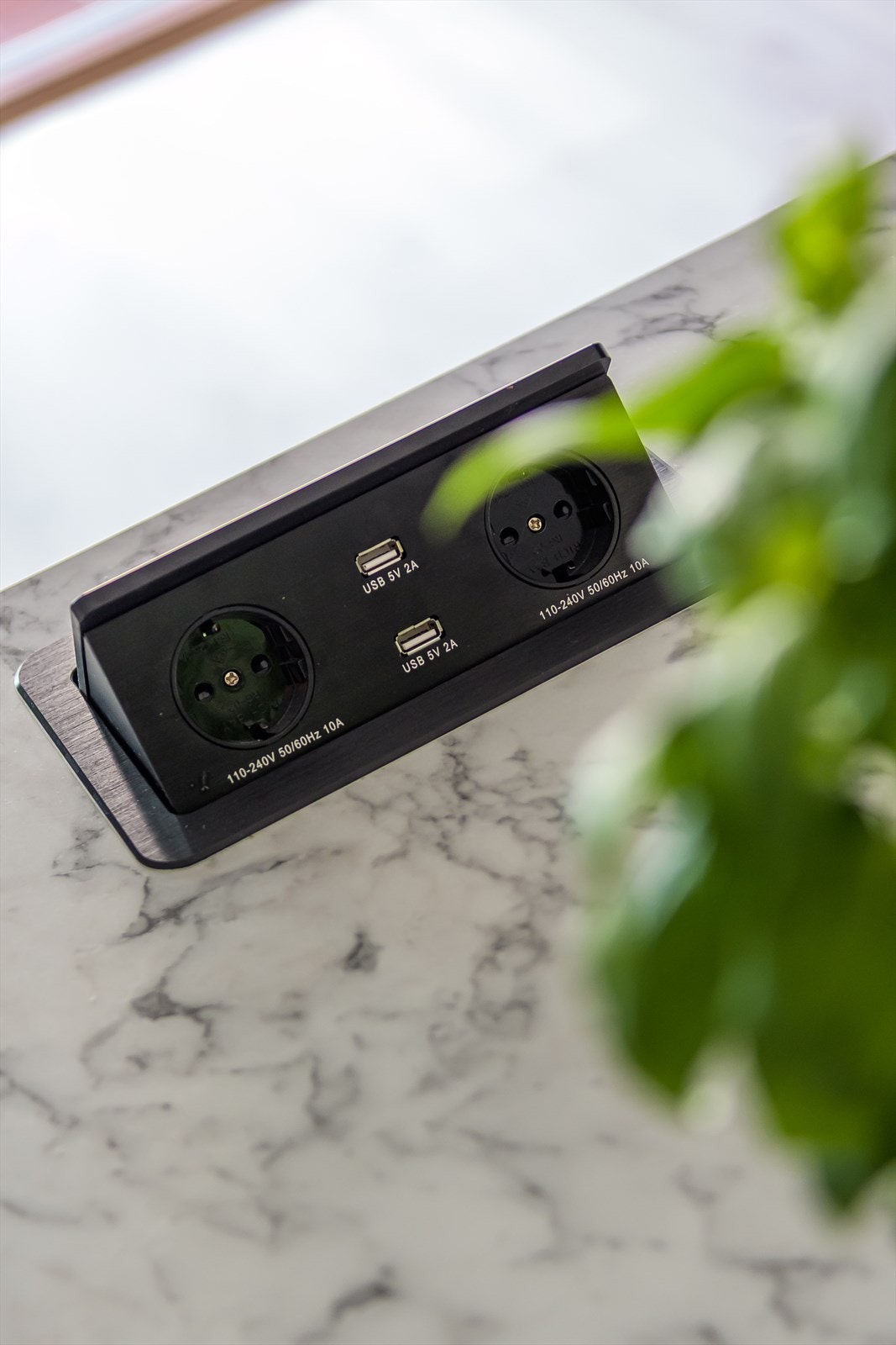 Stikkontakt gjemt i benkeplate Galleribilde