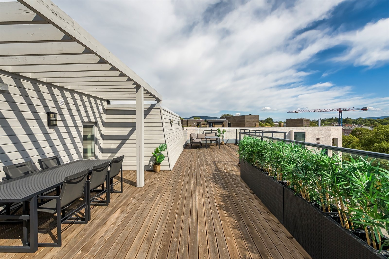 Stor felles takterrasse med spisebord og sittegruppe Galleribilde