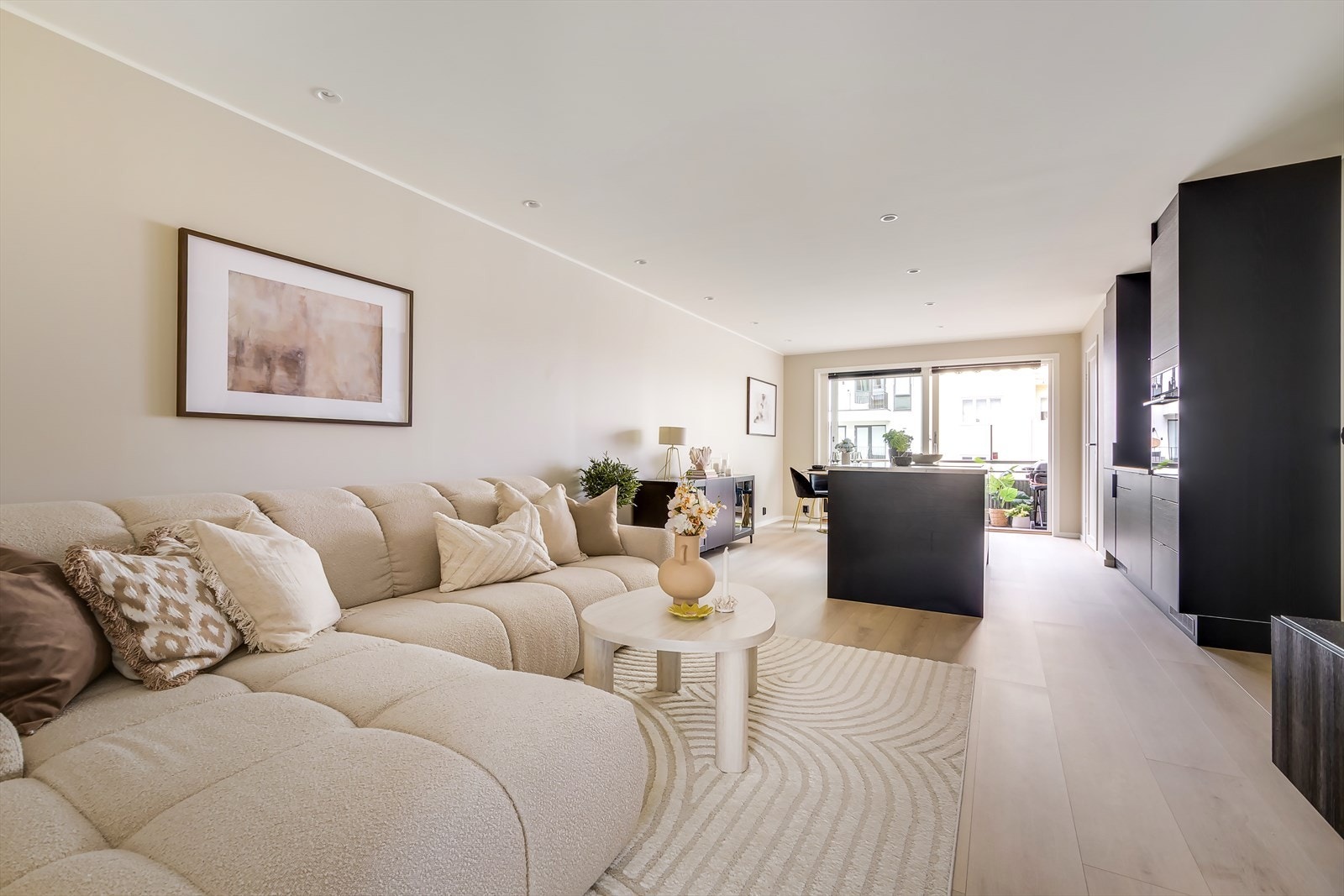 Stuen og kjøkkenet ligger i en åpen og sosial løsning, noe som skaper et hyggelig oppholdsrom Galleribilde