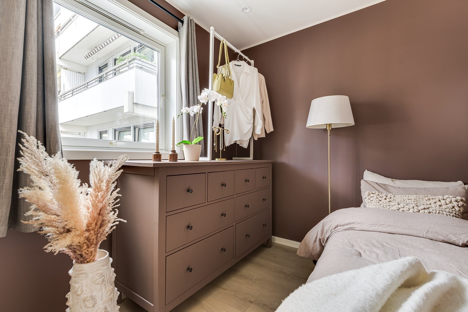 God plass til seng og oppbevaring Galleribilde