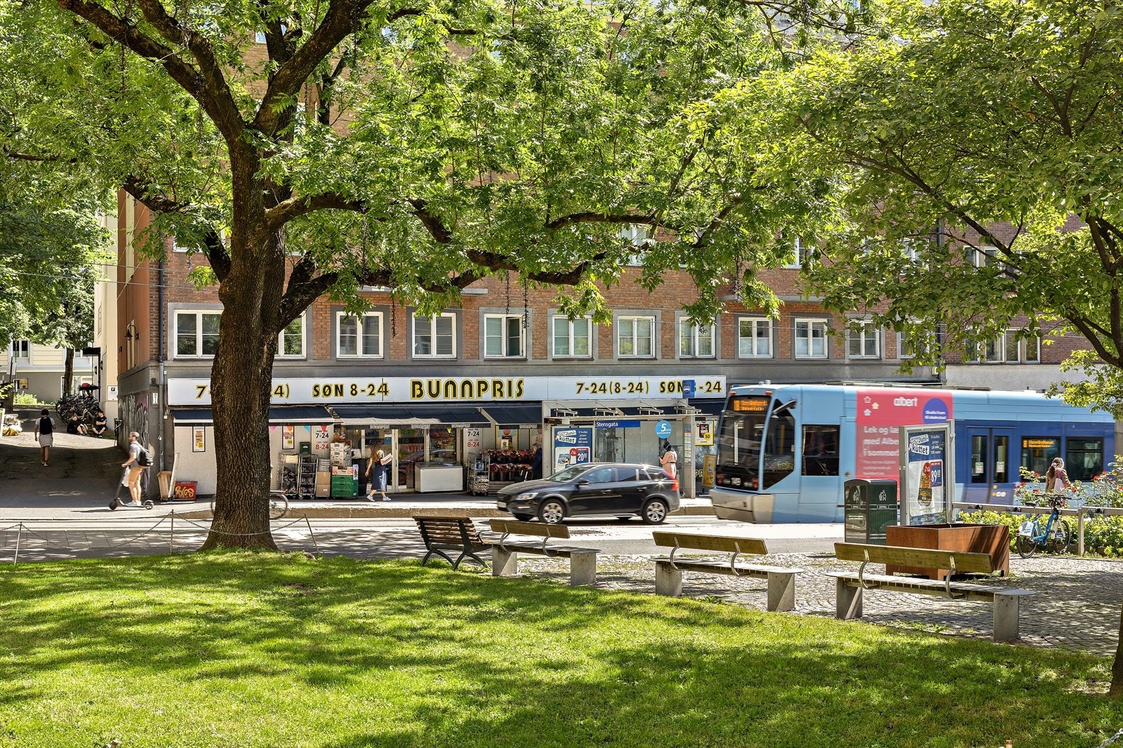 Trikk og buss er i umiddelbar nærhet til boligen Galleribilde