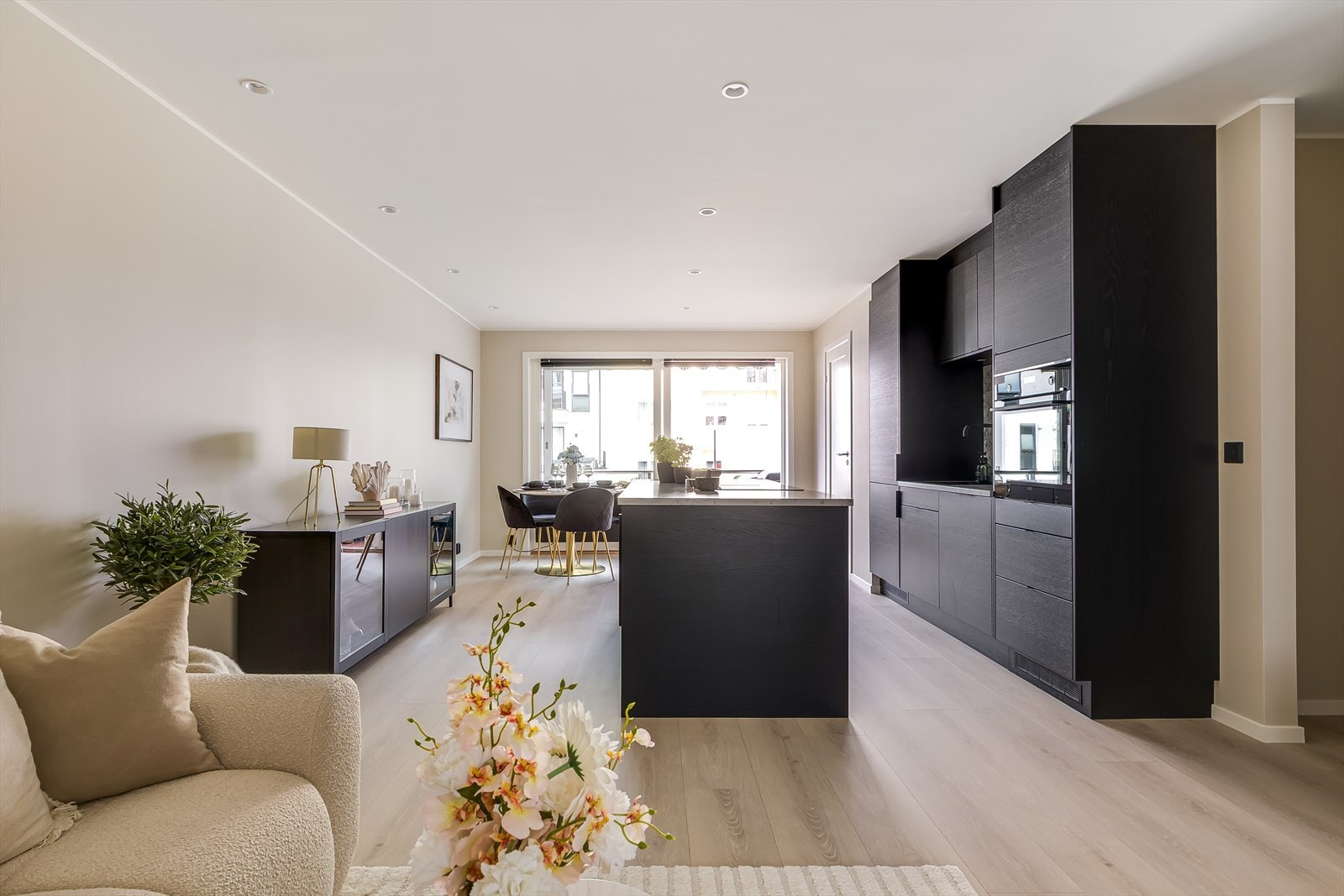 Leiligheten har meget god planløsning med stor stue, to gode soverom, romslig bad og hyggelig inngangsparti, Galleribilde