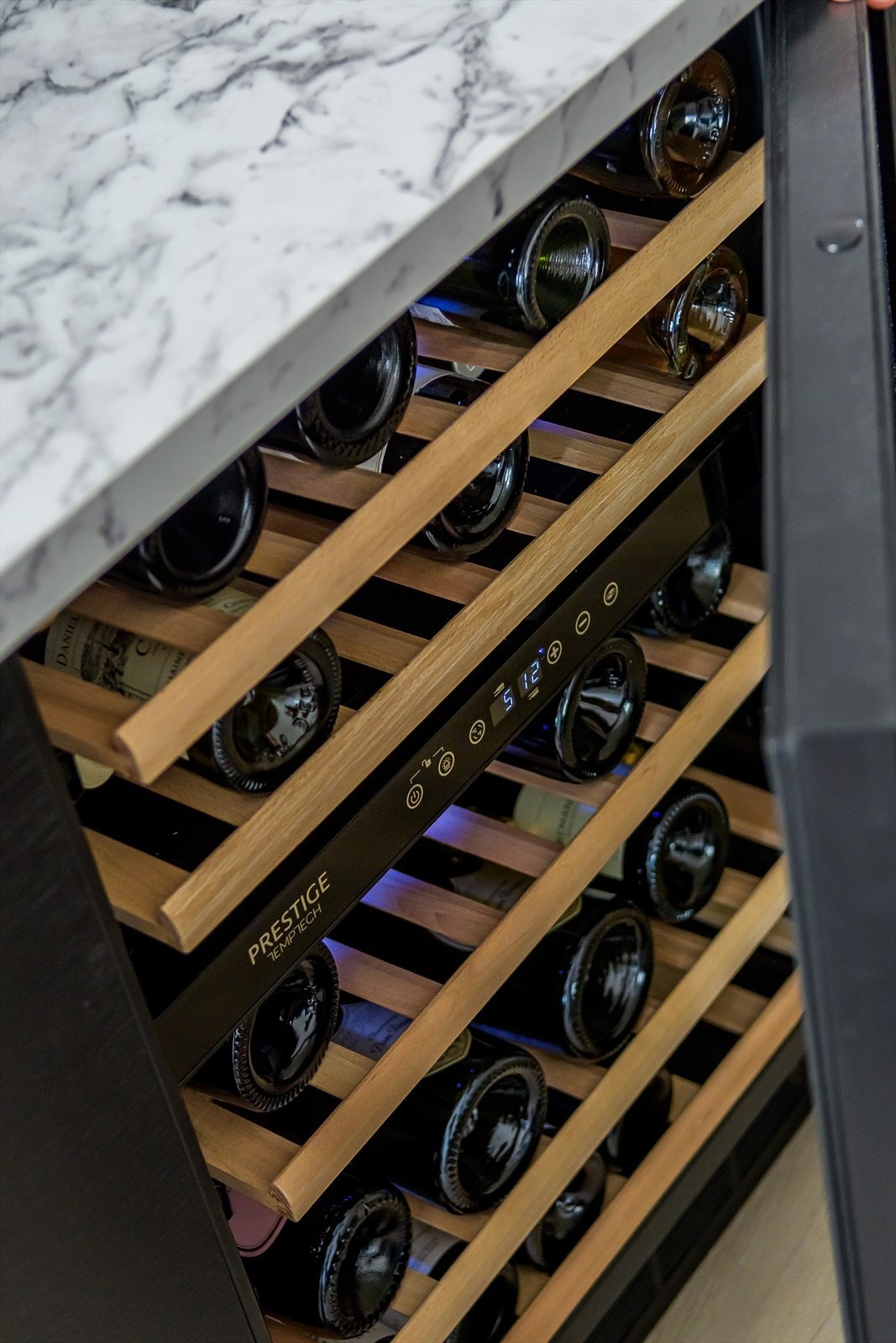 Kjøkkenøy med integrert vinskap Galleribilde