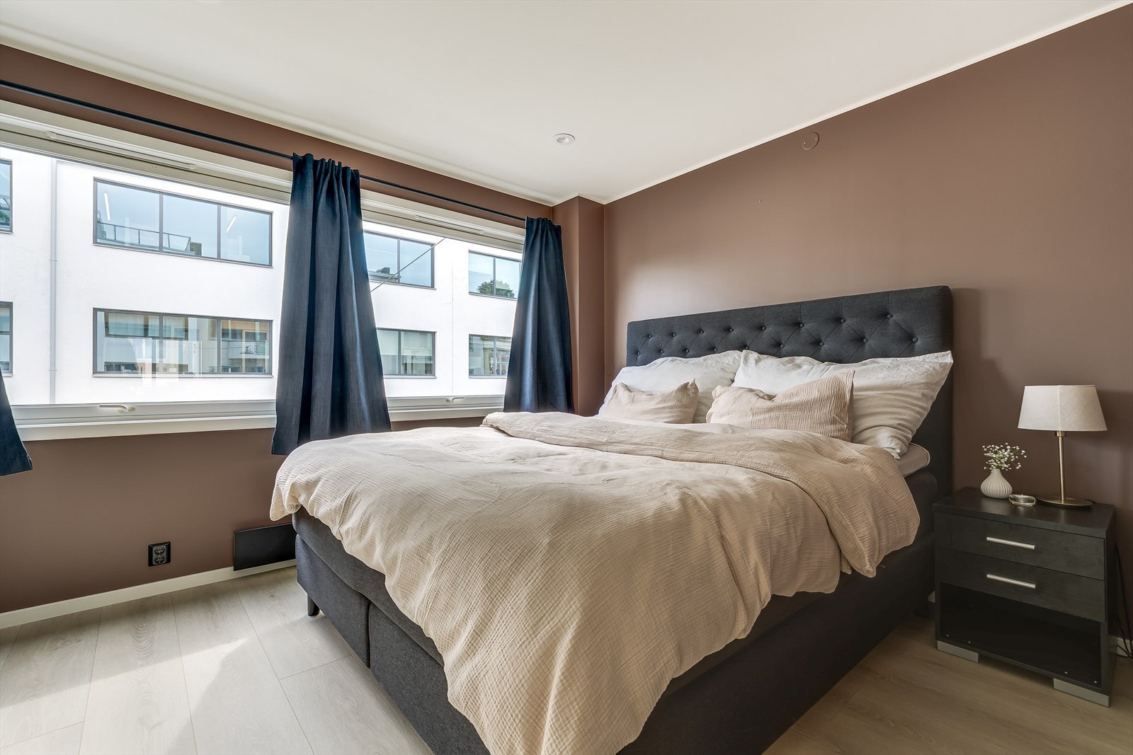 Leiligheten har to lune soverom som begge vender ut mot rolige omgivelser Galleribilde