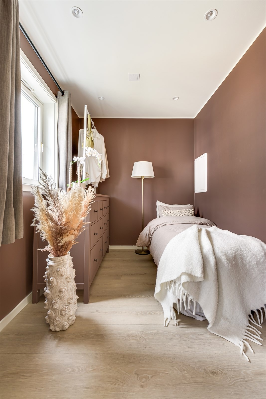 Lunt soverom nr. 2 med skjermet beliggenhet mot bakgård Galleribilde