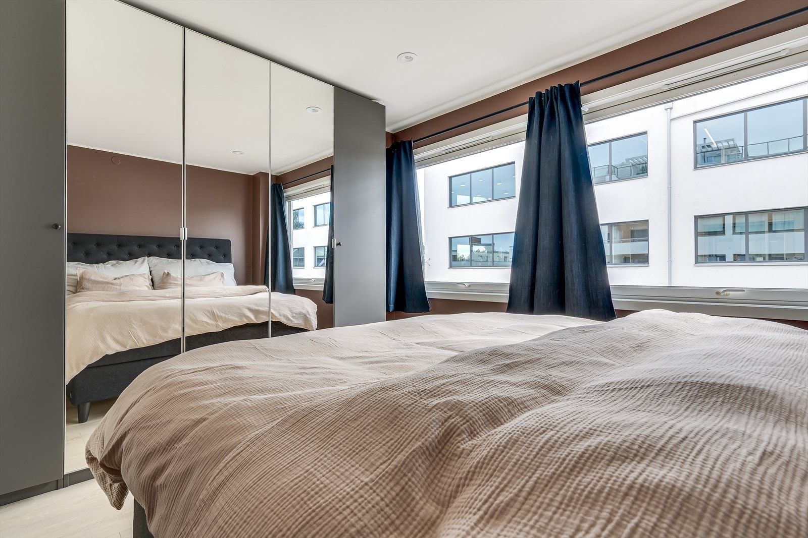 På hovedsoverommet er det god plass til både dobbeltseng, nattbord og klesoppbevaring i stor gardrobe Galleribilde