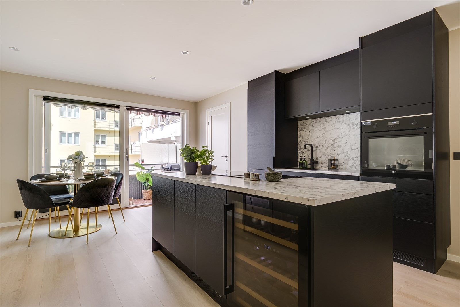 Her får du en rålekker og innflytningsklar 3-roms - hele leiligheten er vesentlig oppgradert med alt nytt i 2024. Galleribilde