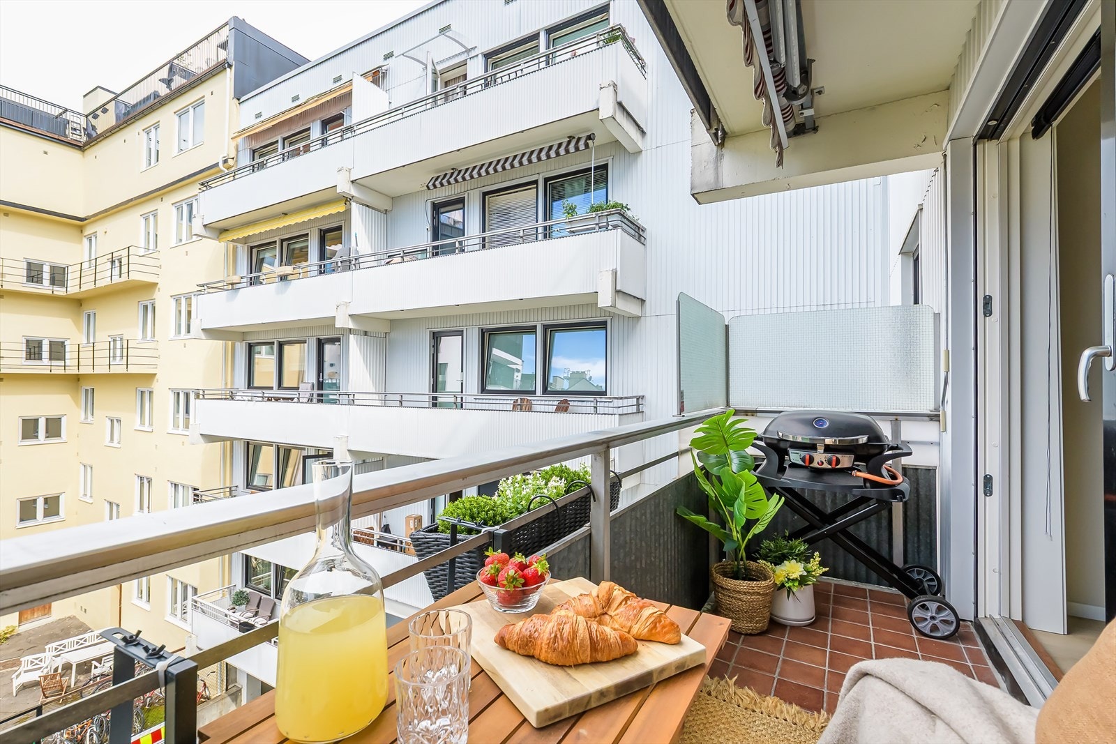 Balkong med skjermet beliggenhet mot frodig bakgård Galleribilde